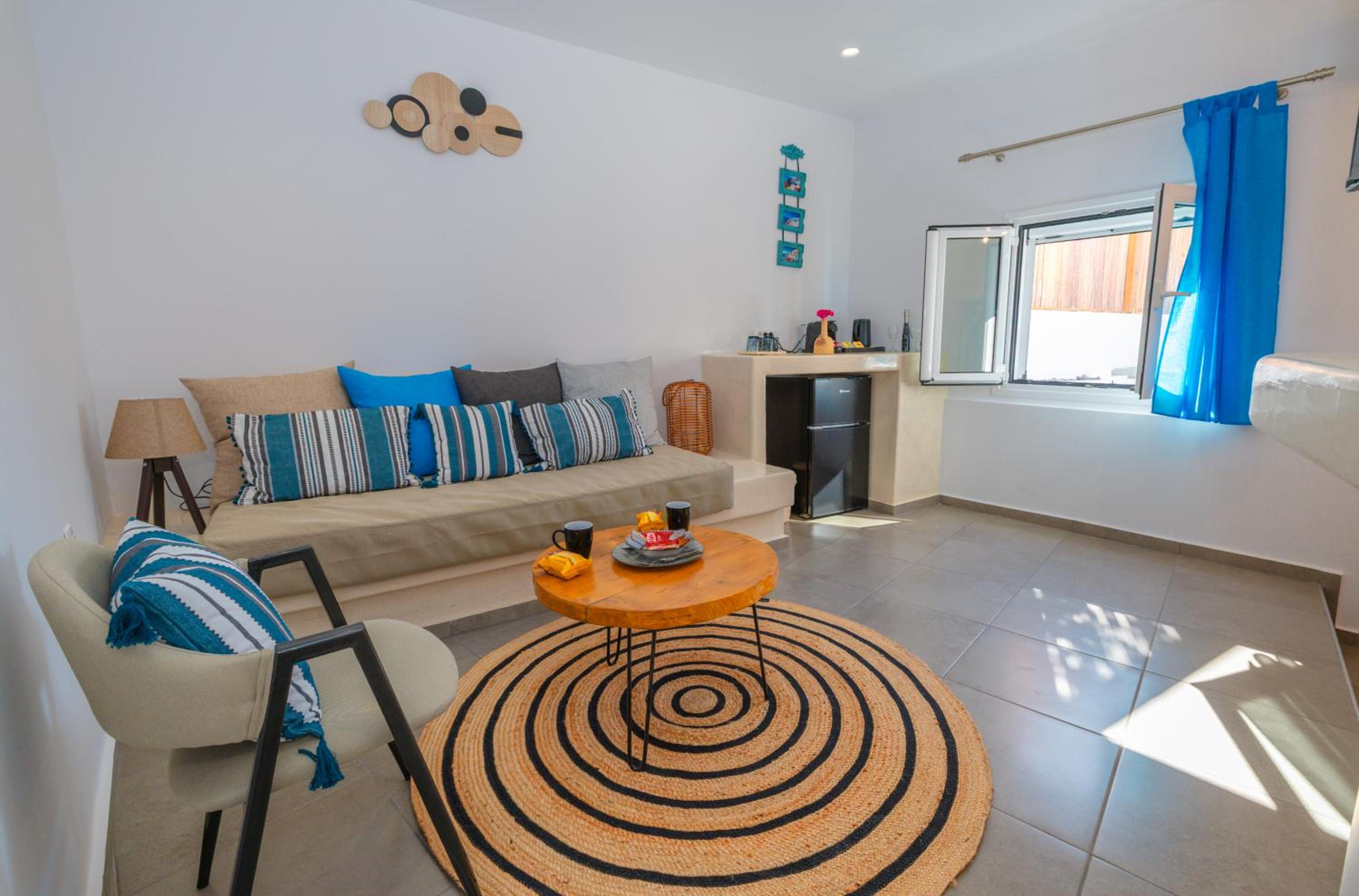 Vana - Deluxe Suite with Outdoor Hot Tub and Private Yard