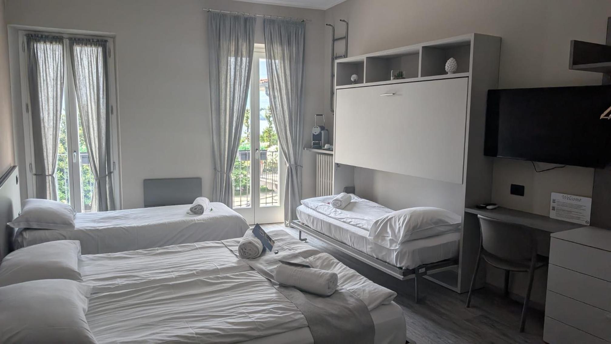 Superior Quadruple Room with Lake View - Photo 1