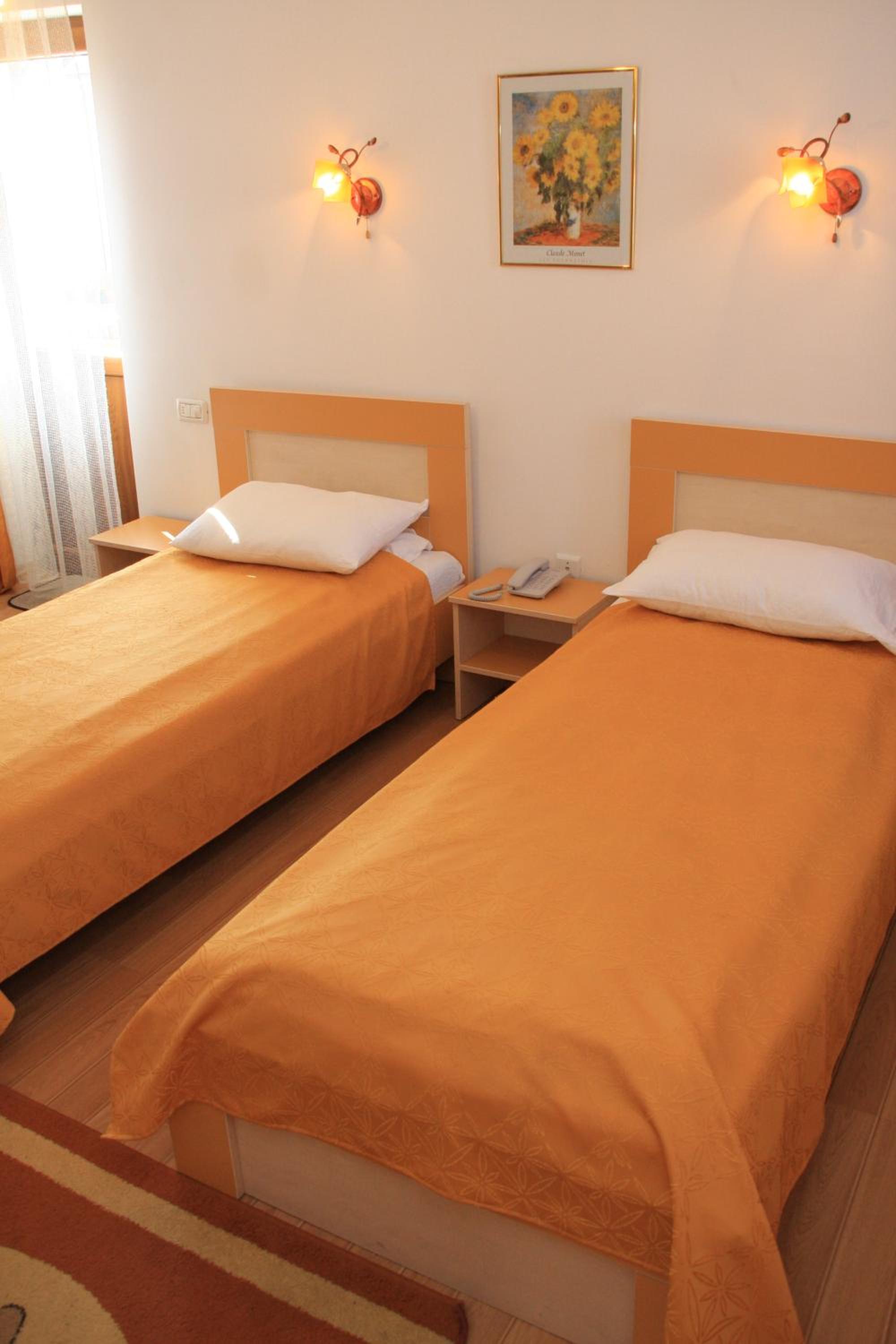 Twin Room - Photo 2