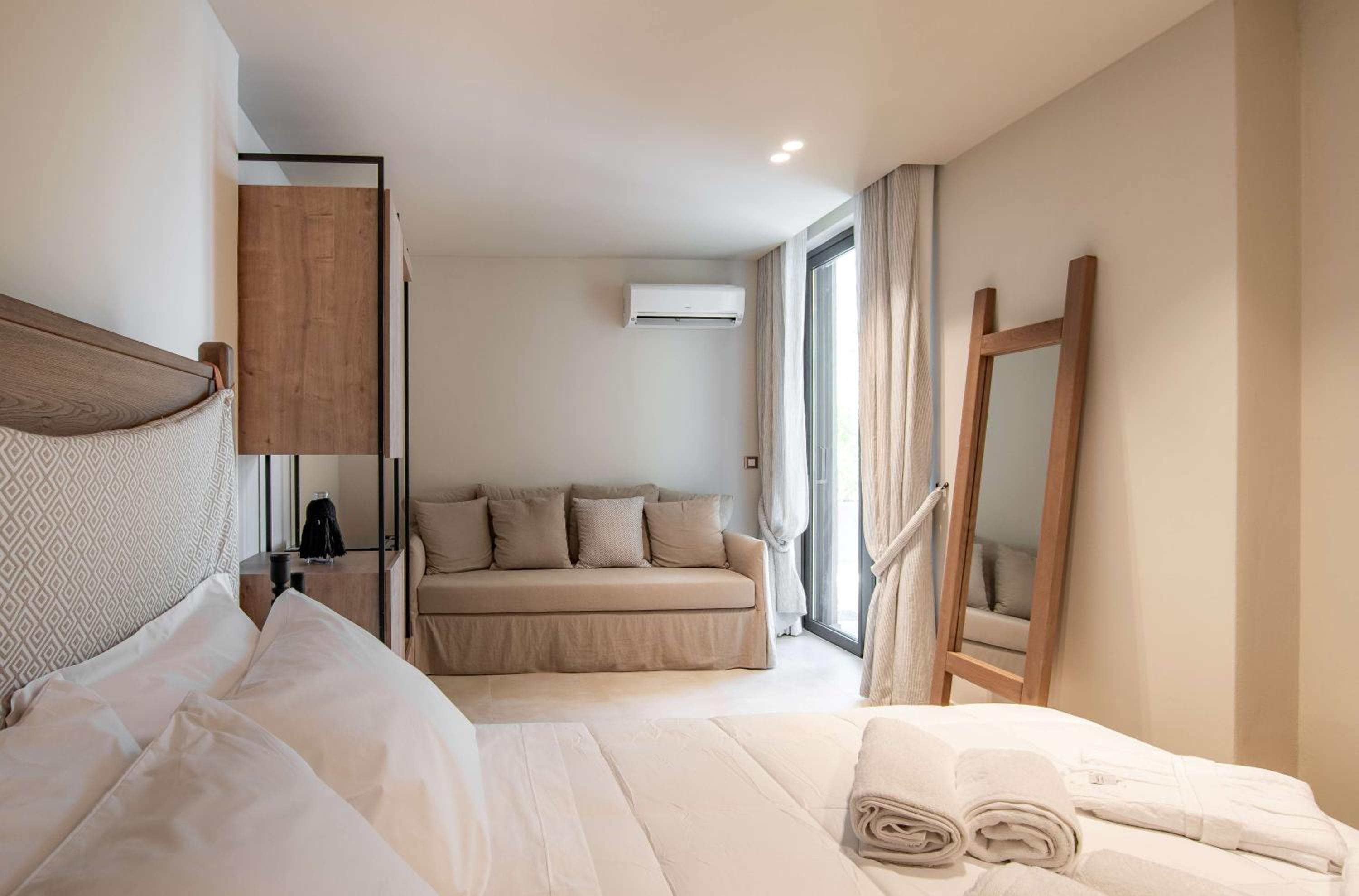 Deluxe Room (2 Adults + 1 Child)