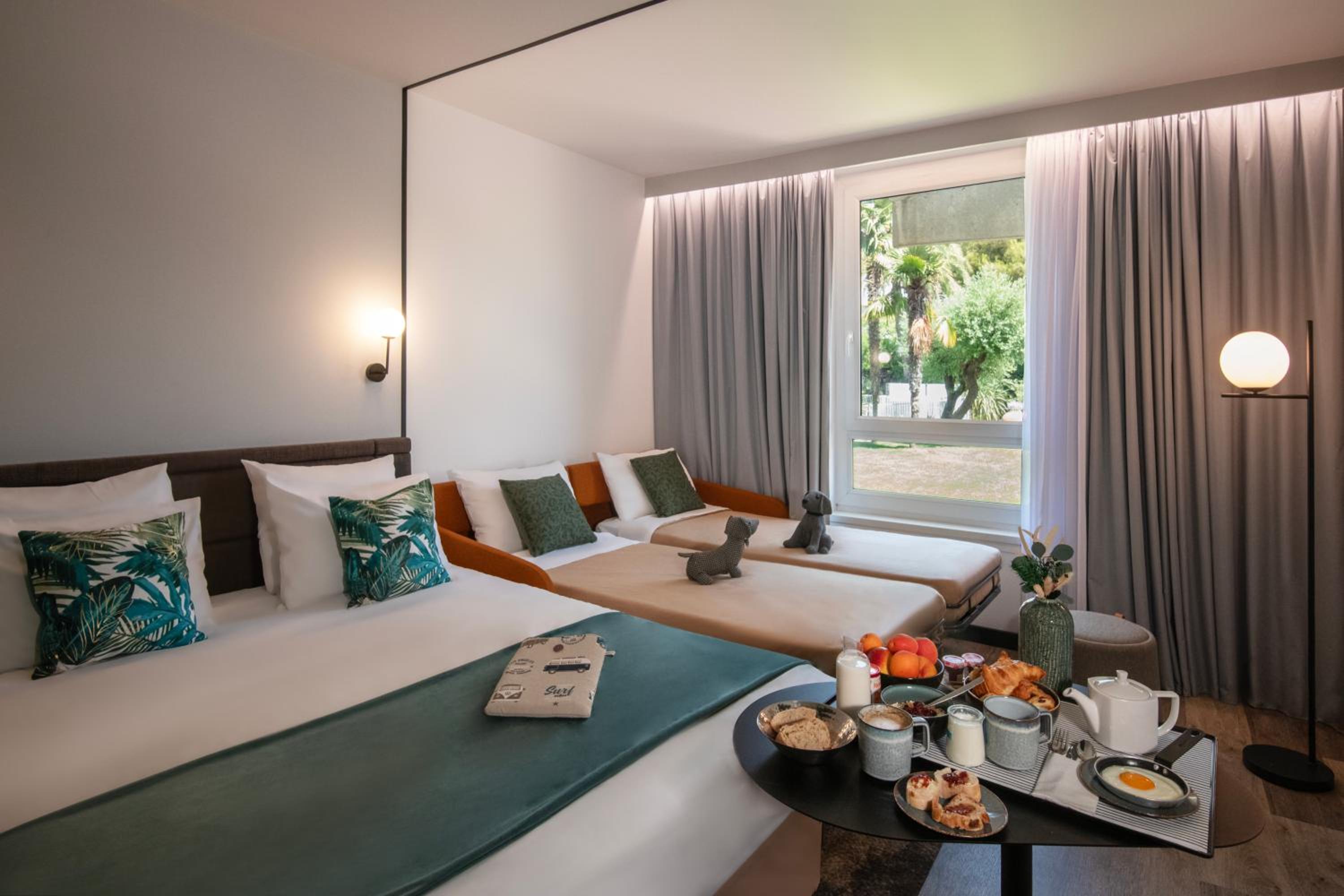 Superior room with 1 Queensize bed and 1 single sofa bed - Garden View