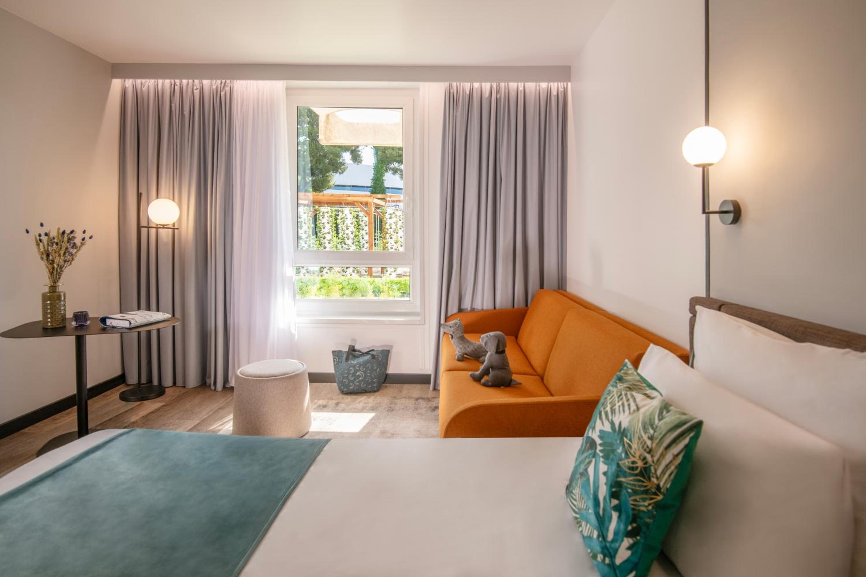 Superior room with 1 Queensize bed and 1 single sofa bed - Garden View