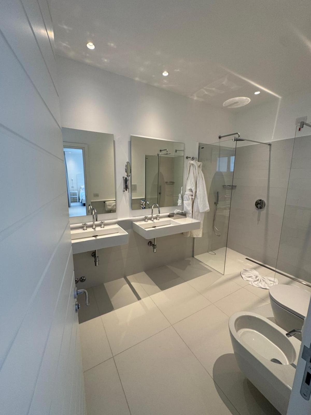 Suite with Hot Tub photo 2