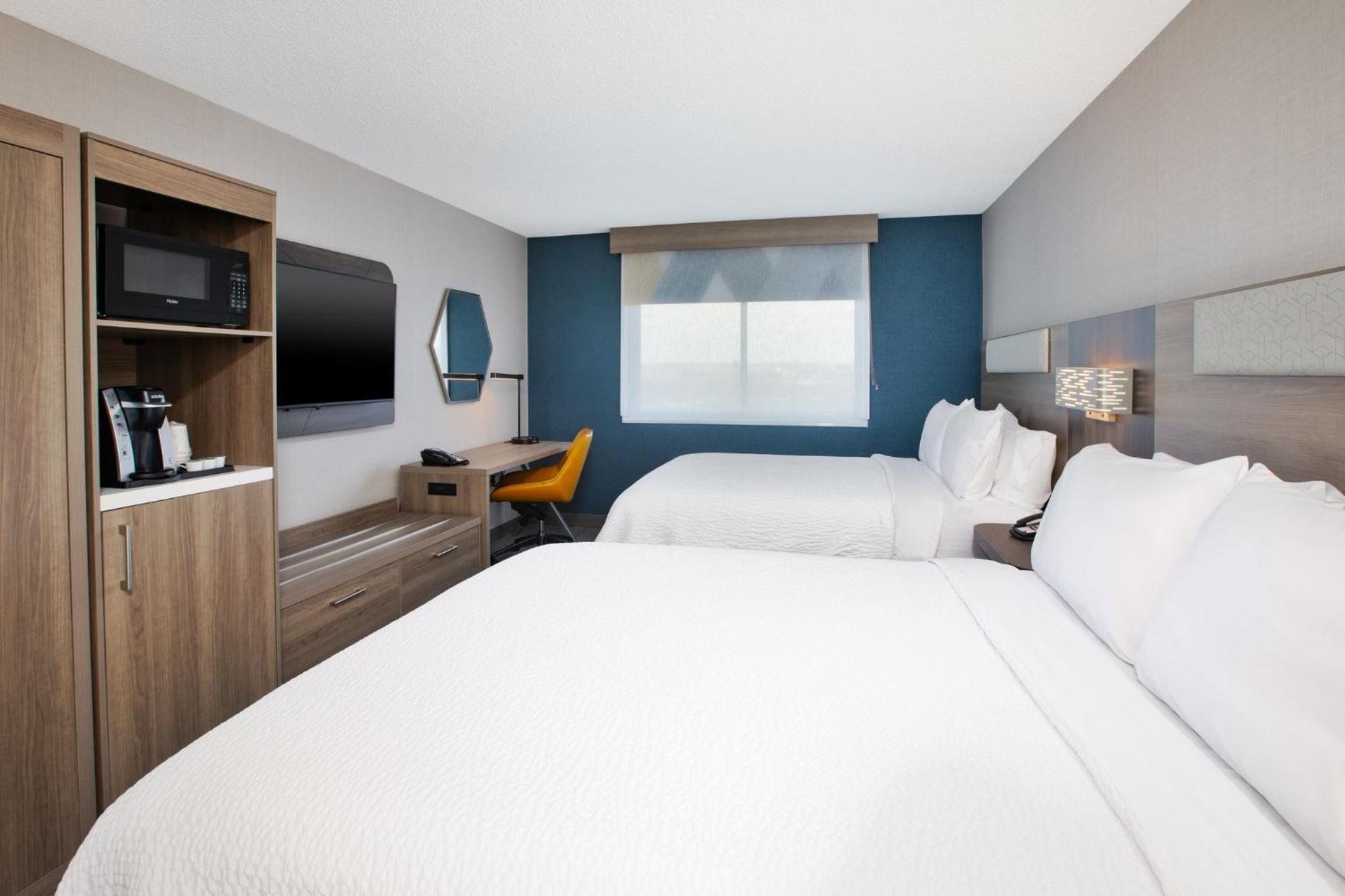 Standard Room with Two Queen Beds photo 3