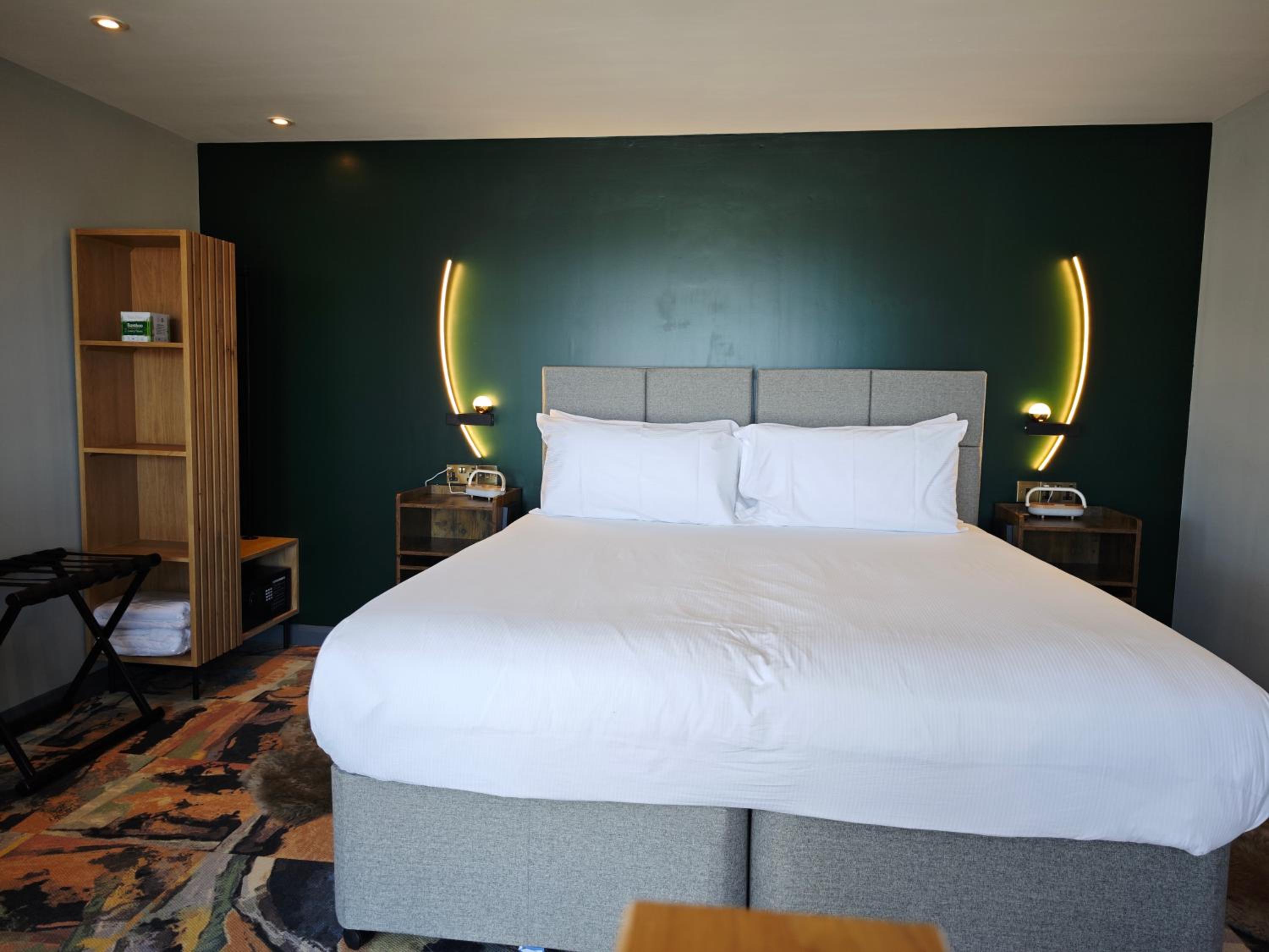 King Suite with Balcony - Photo 3