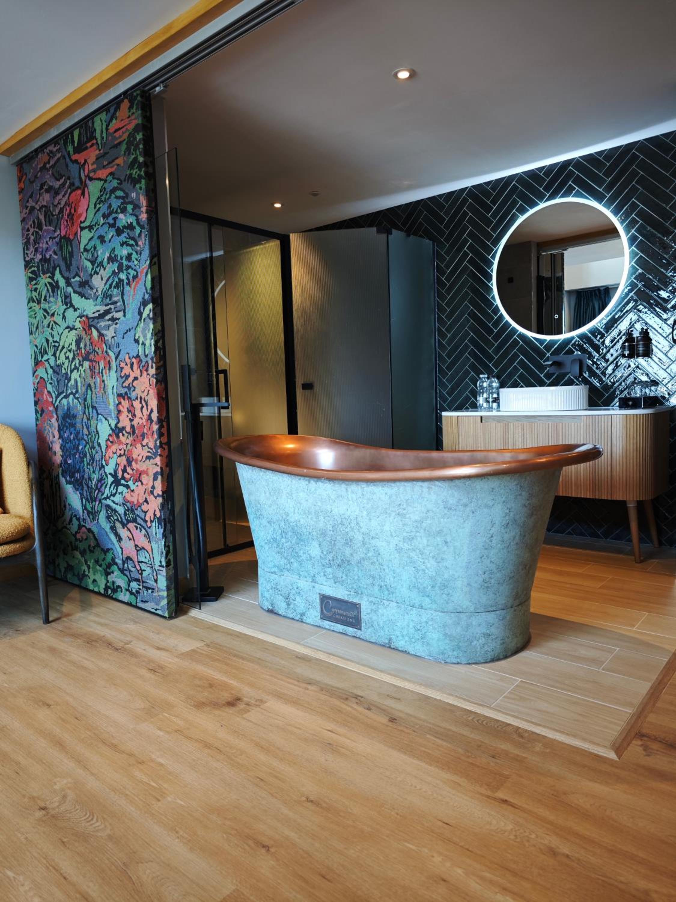 King Suite with Balcony - Photo 5
