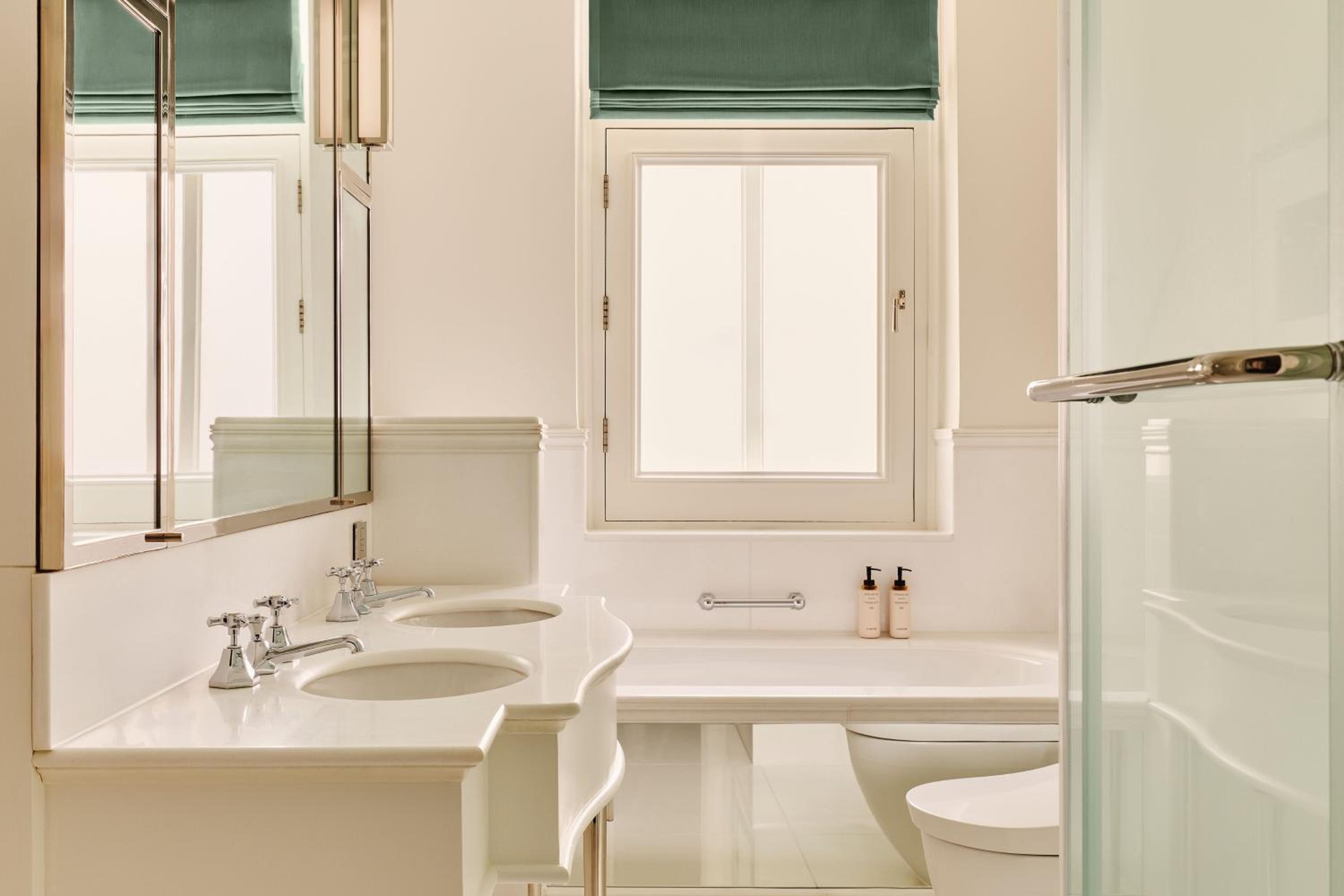 Connaught Suite photo 3