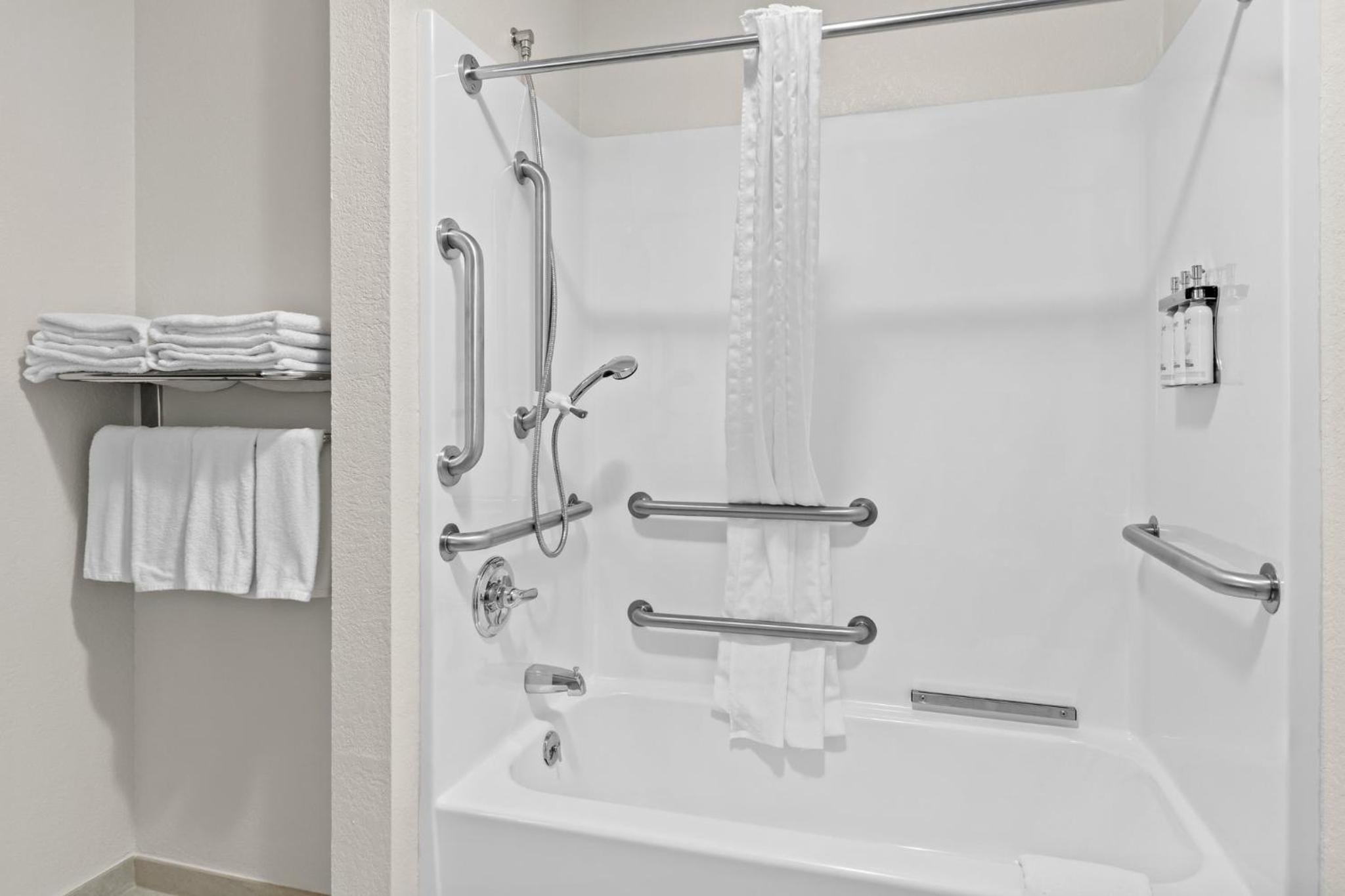 Queen Room - Mobility Accessible Tub - Photo 2
