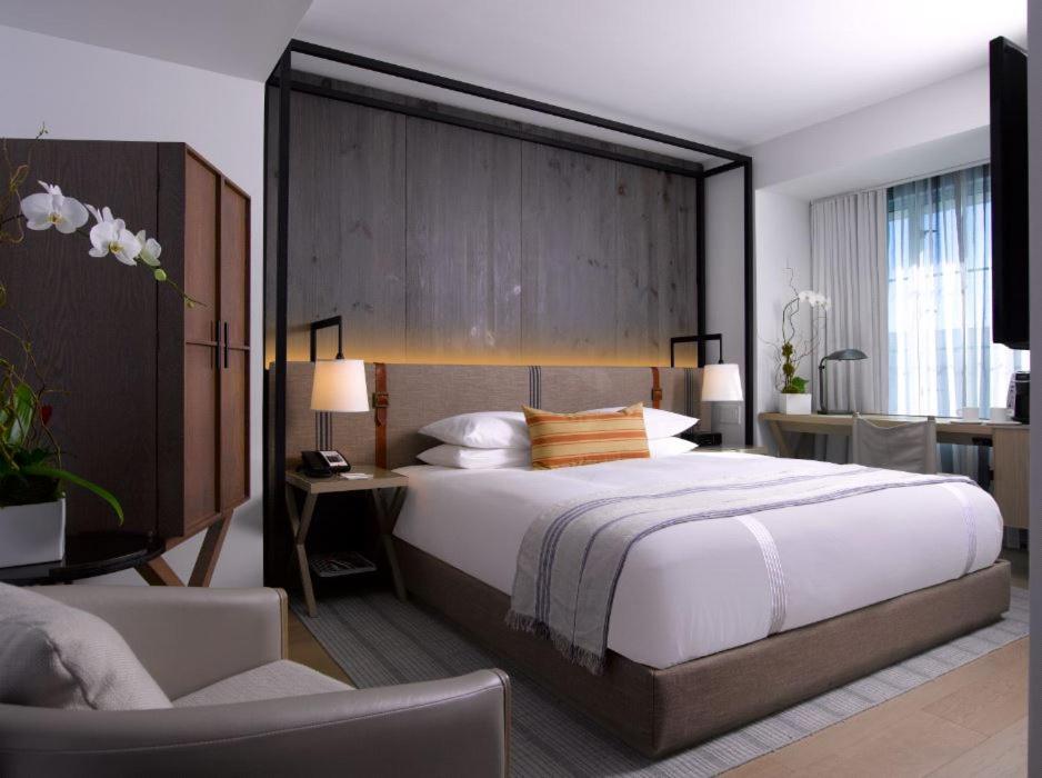 Deluxe King Room ADA - Photo 4