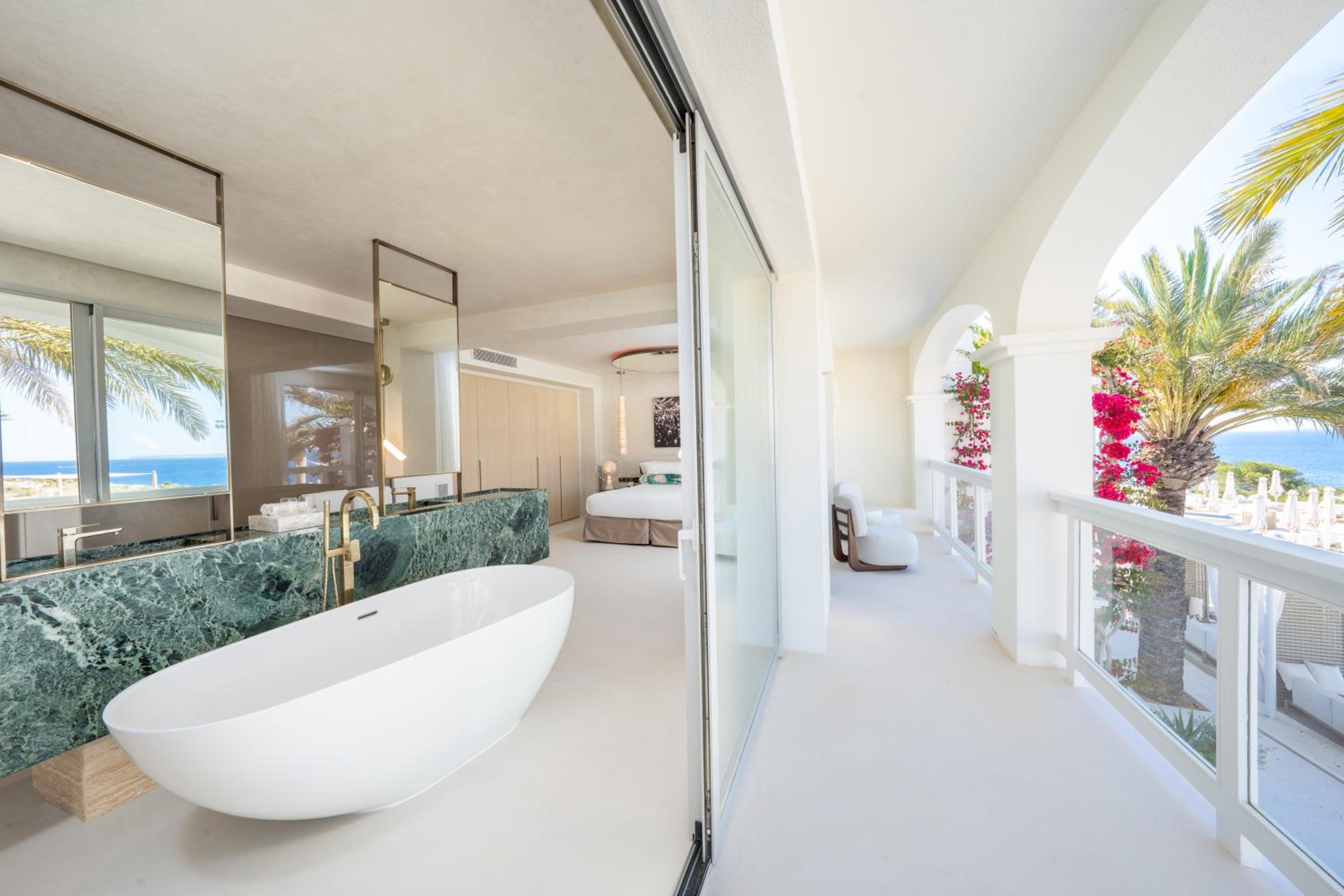 Epic Suite with Sea View- Entrance to Pacha Club Included photo 3