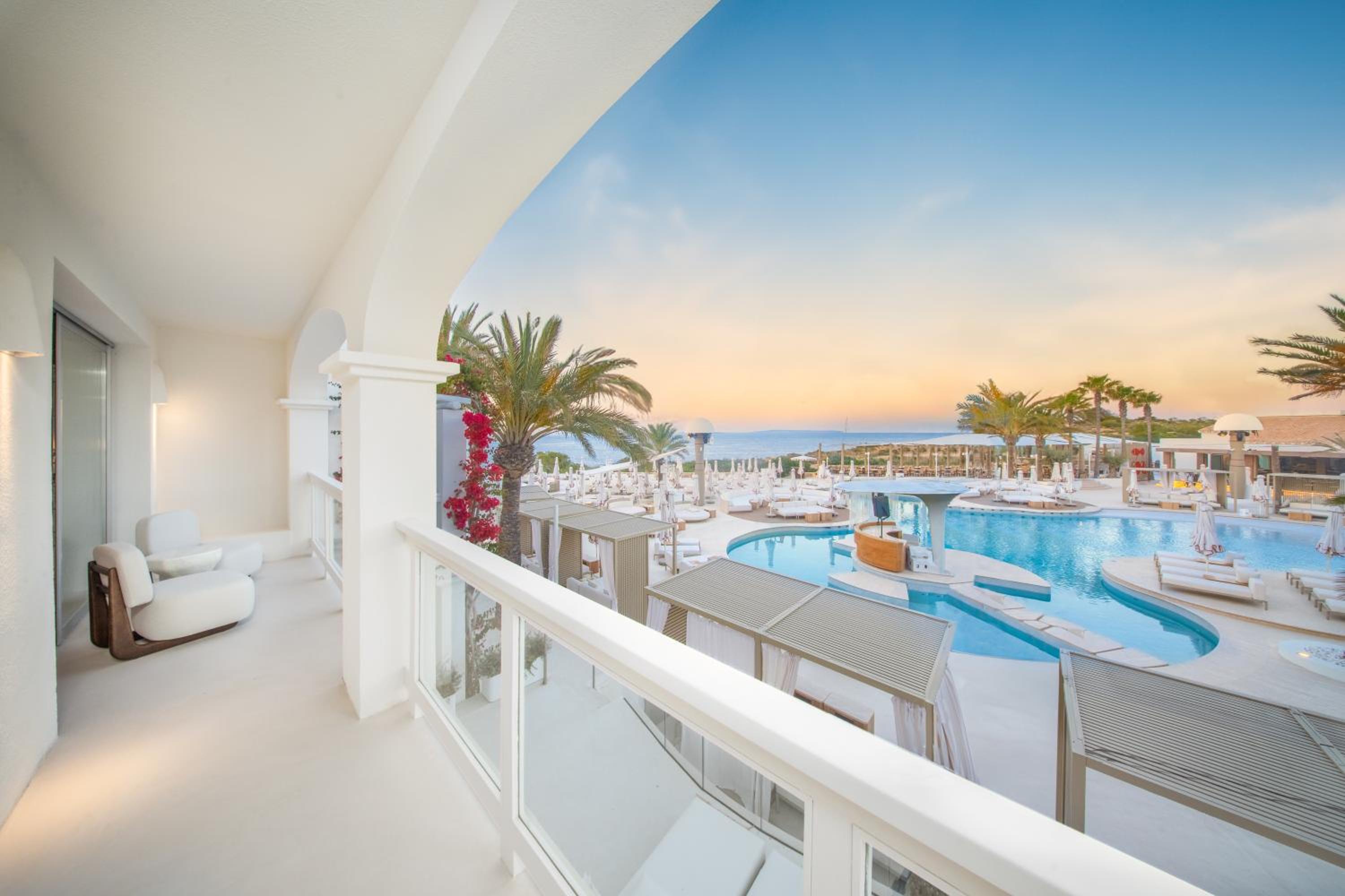 Epic Suite with Sea View- Entrance to Pacha Club Included