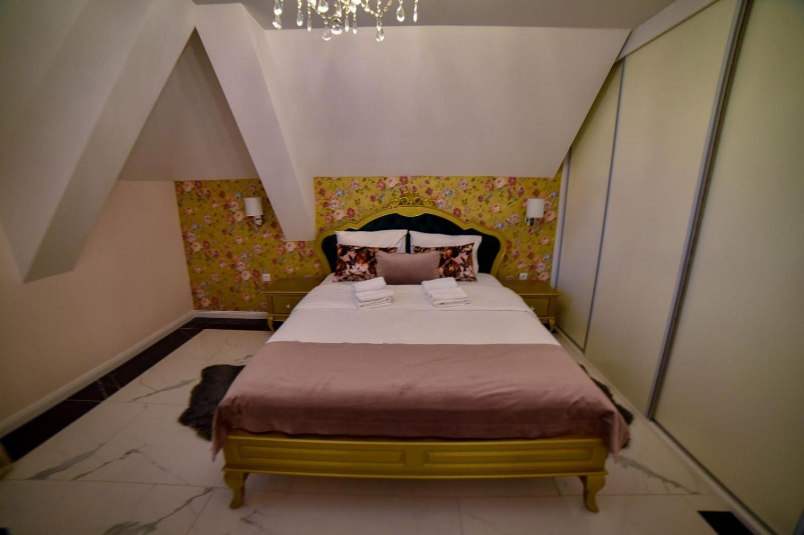 One-Bedroom Deluxe Apartment