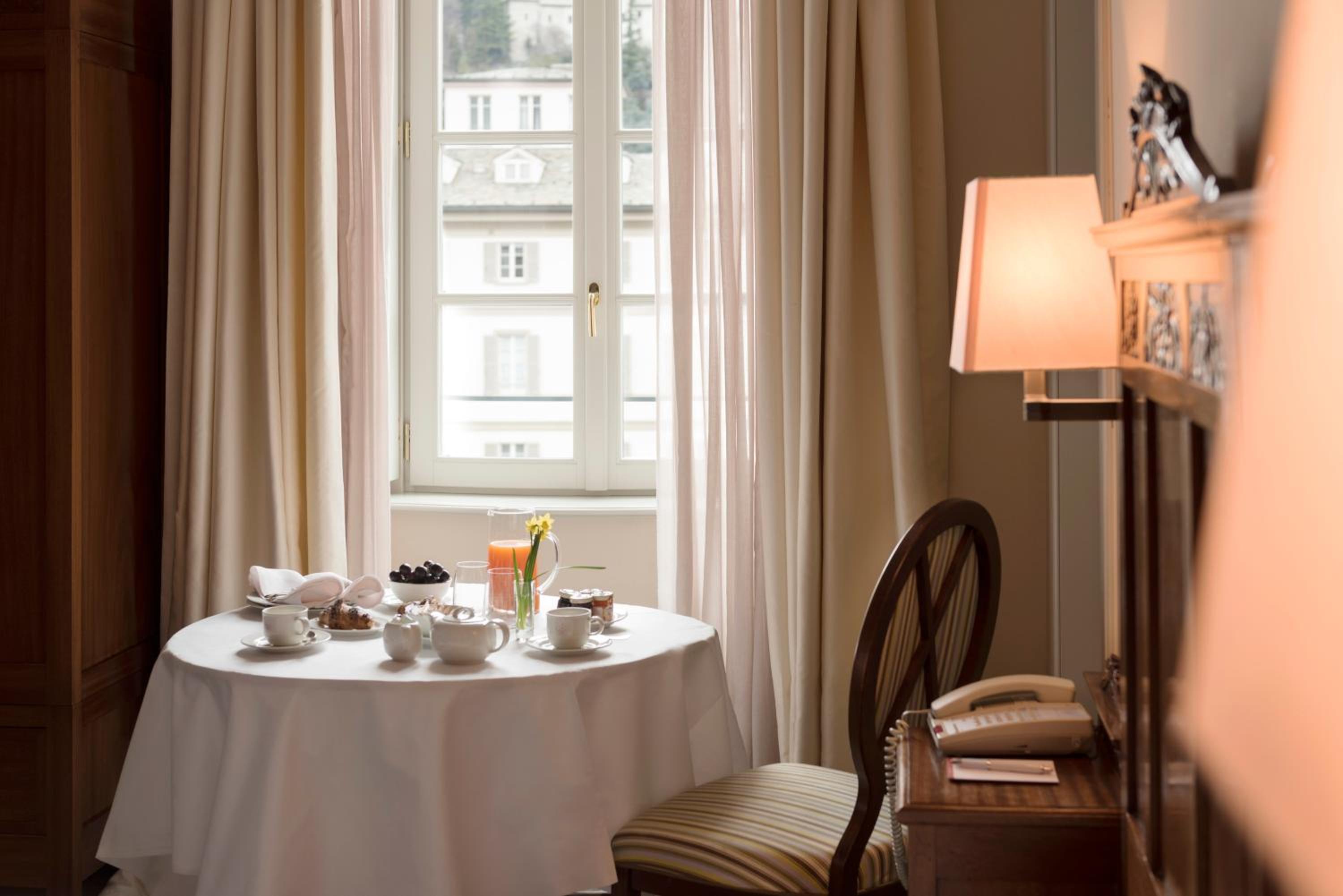 Queen Suite with Balcony - View/Non-Smoking - Photo 2