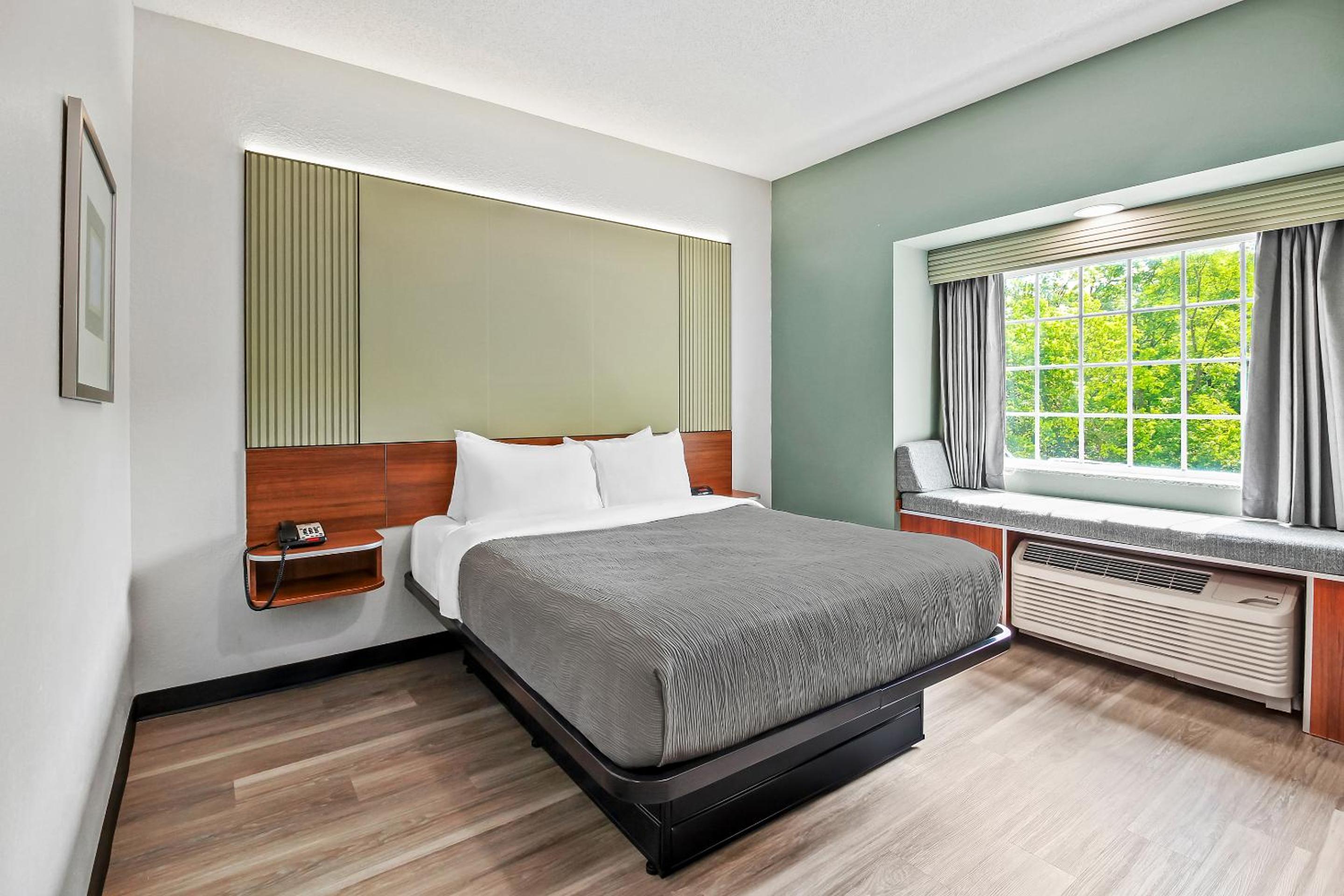 Queen Room - Accessible/Non-Smoking