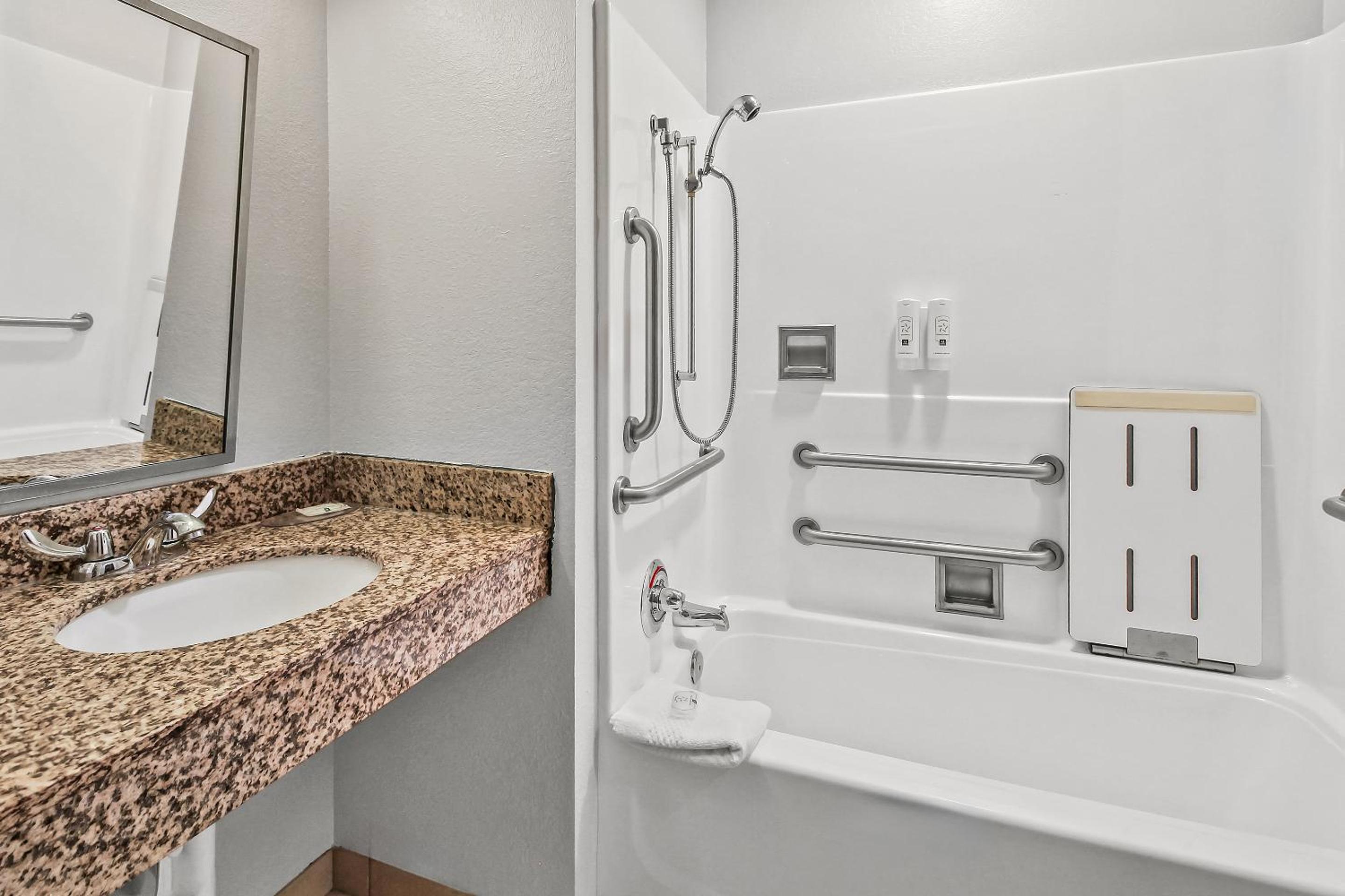 Queen Room - Accessible/Non-Smoking