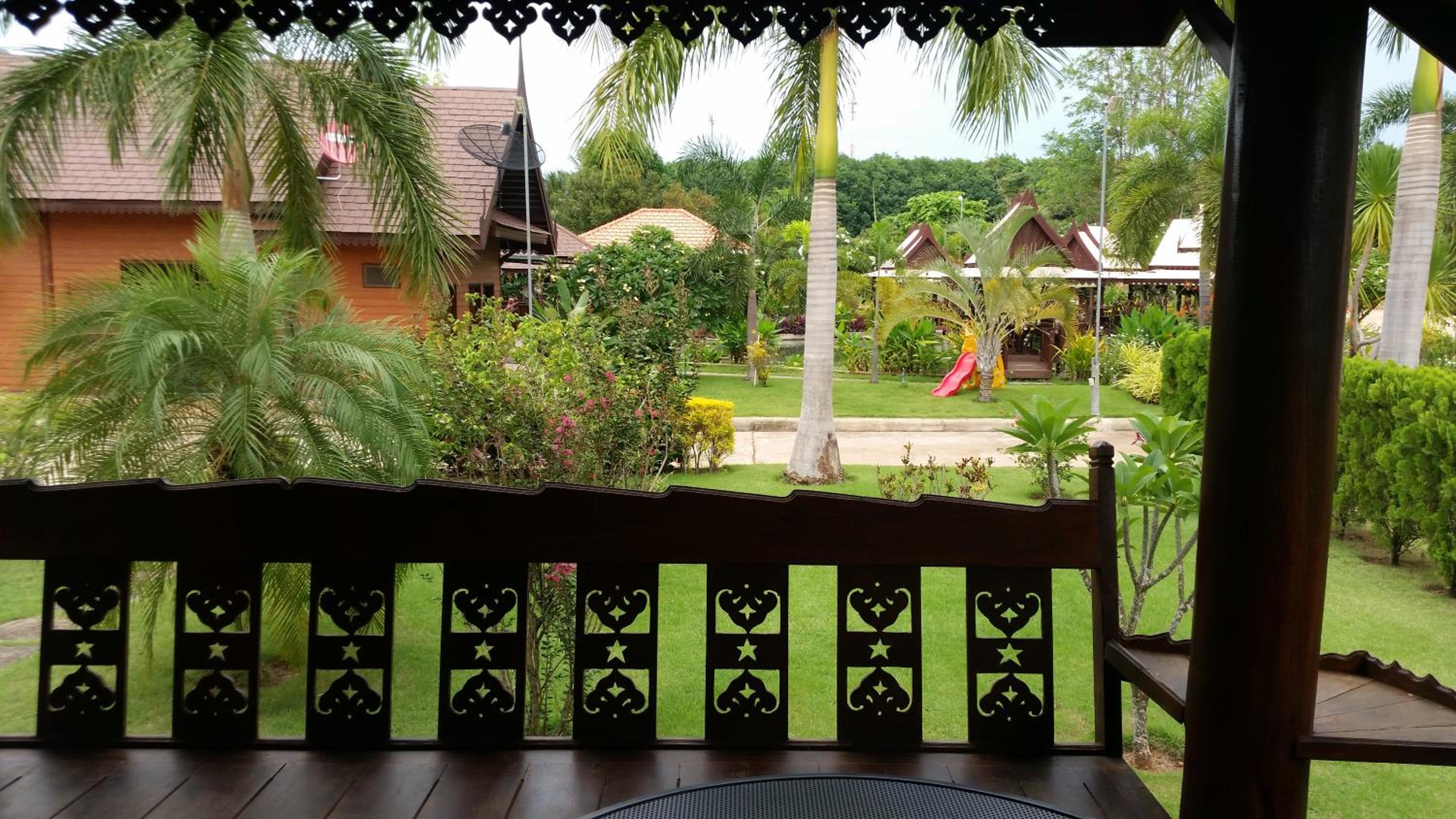Deluxe Bungalow with Garden View photo 2