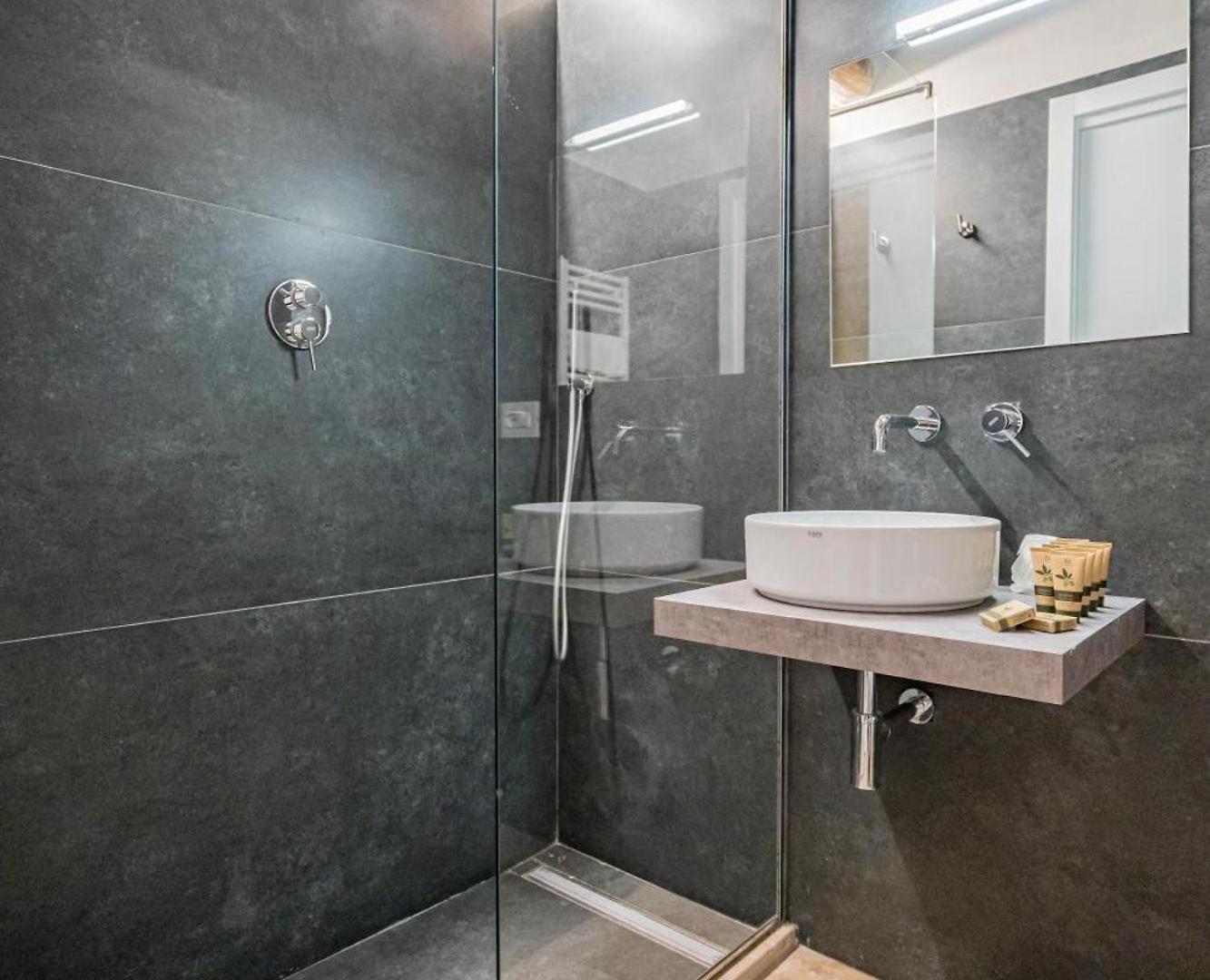 Standard Double Room - Photo 10