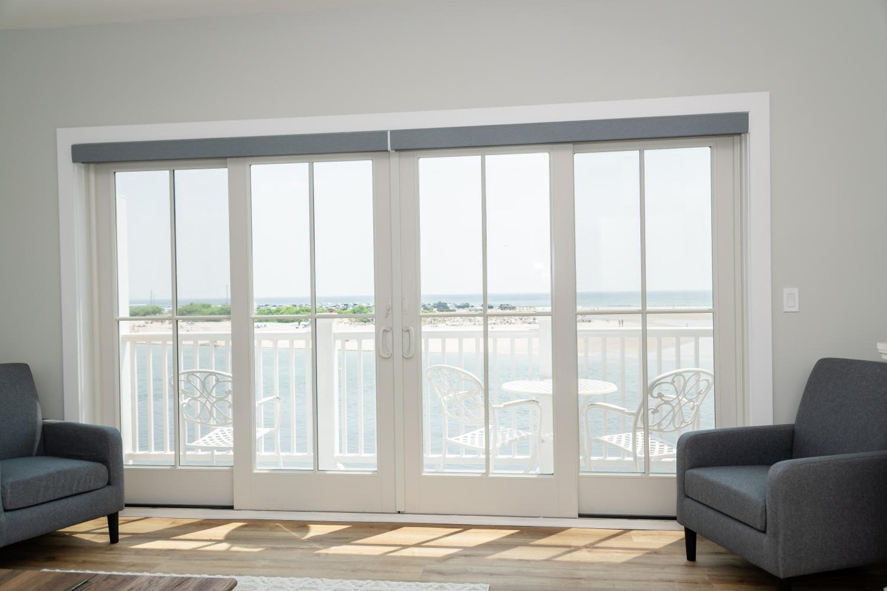 King Efficiency With Balcony Oceanfront  photo 3
