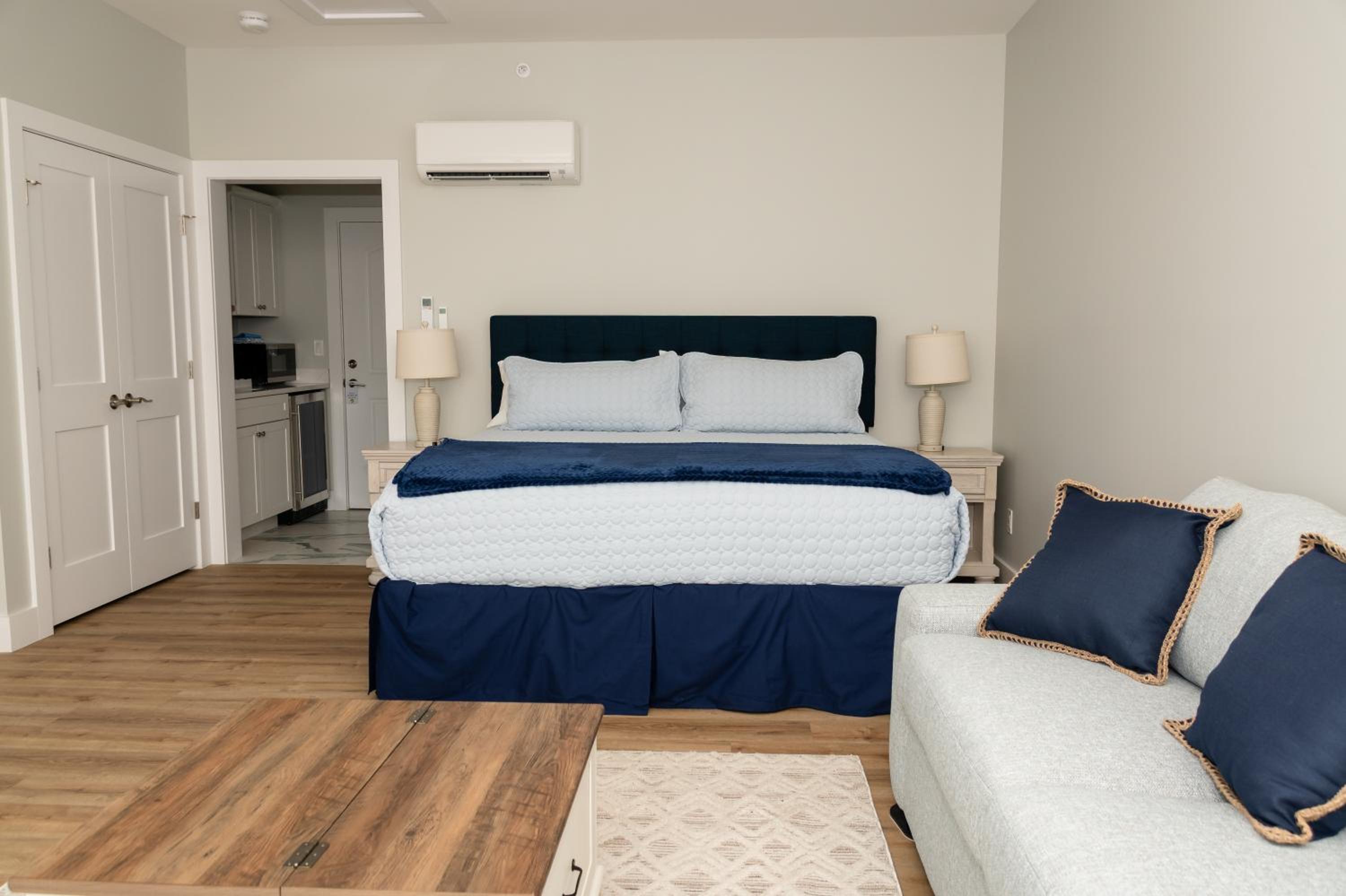 King Efficiency With Balcony Oceanfront  photo 1