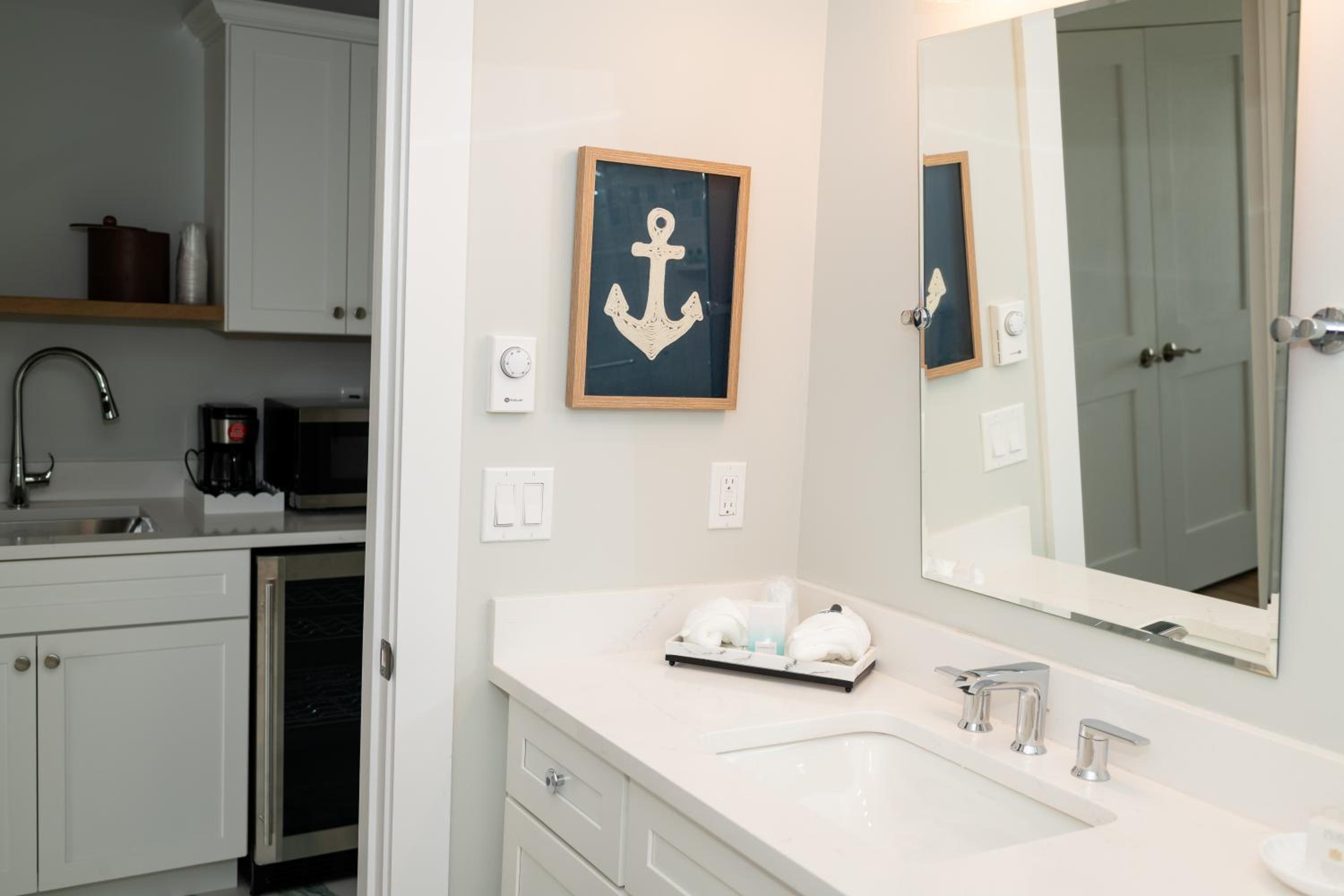 King Efficiency With Balcony Oceanfront  photo 2