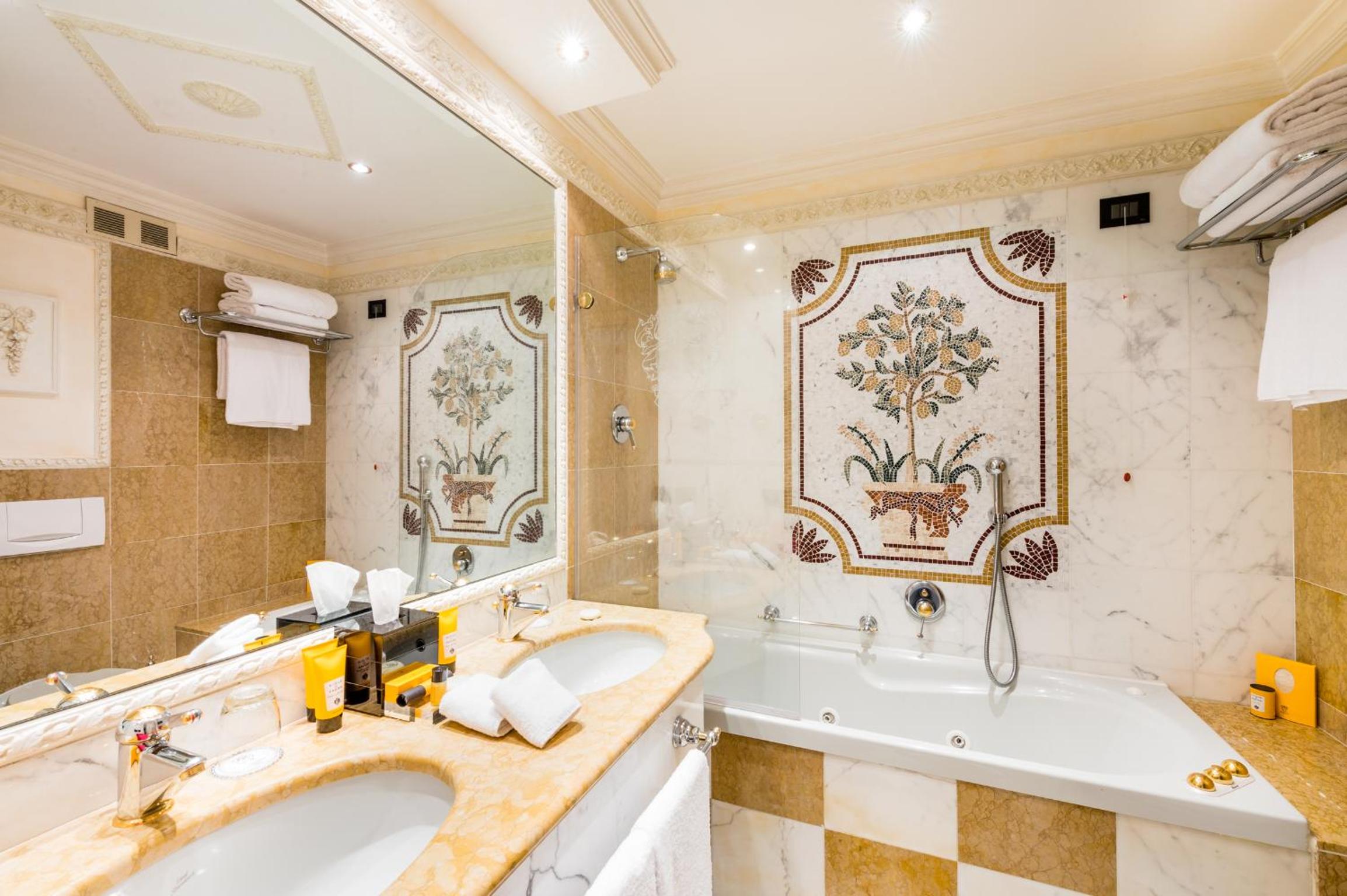 Junior Suite with Lake View - Photo 4