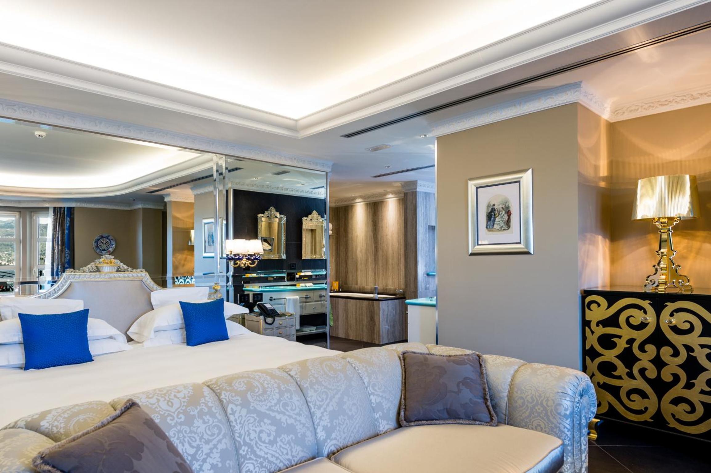Superior Suite with Lake View - Photo 12
