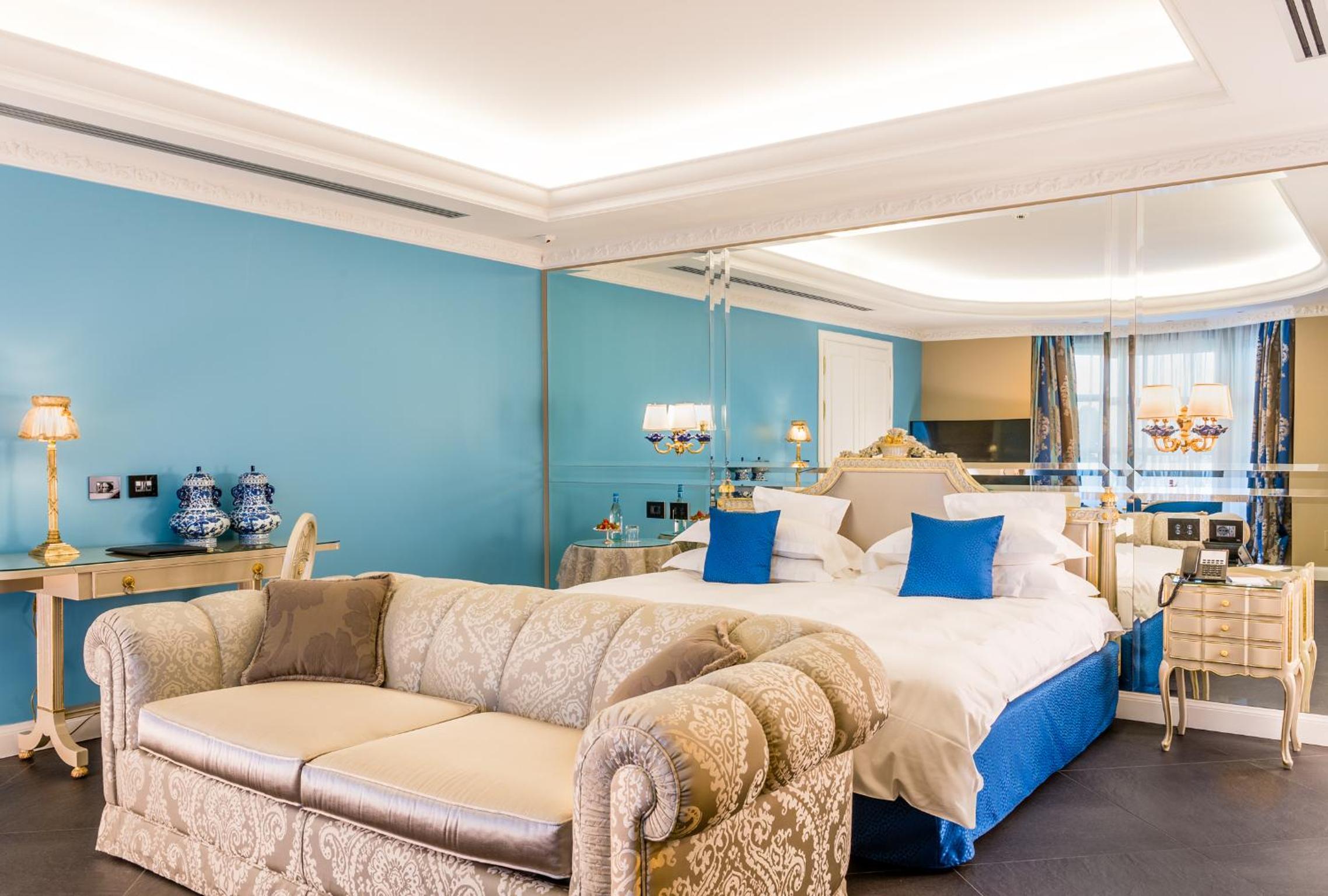 Superior Suite with Lake View - Photo 11