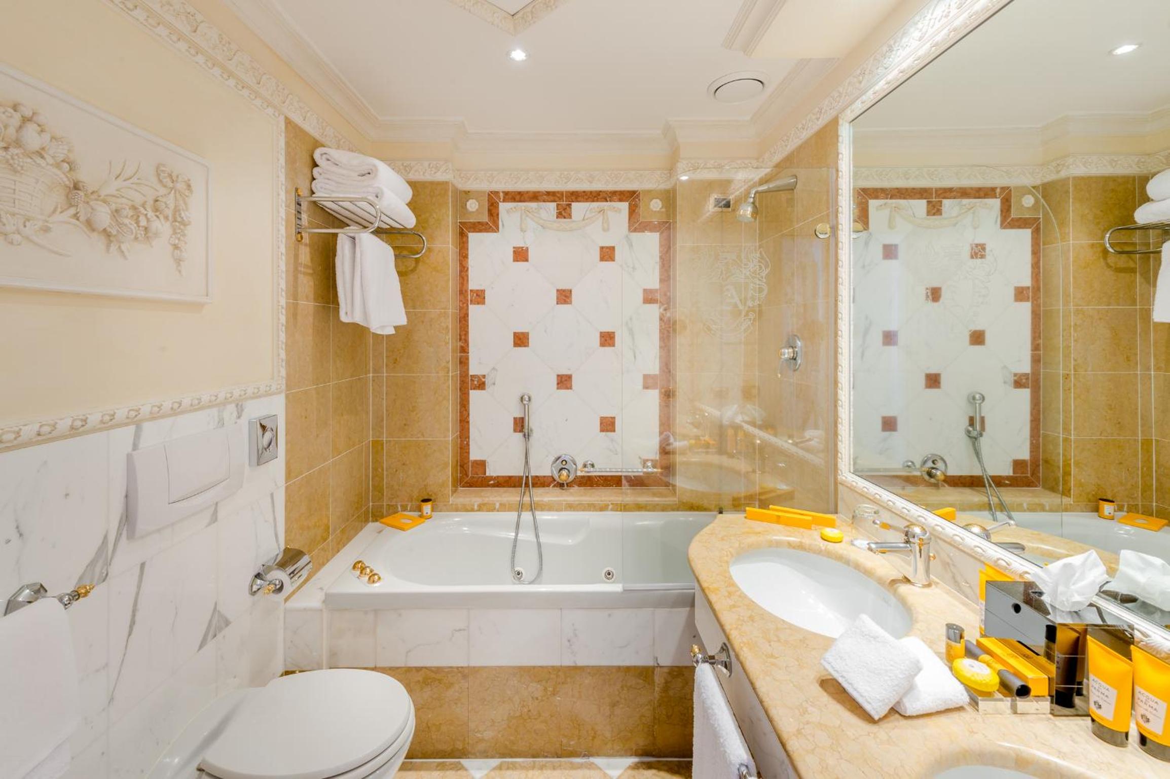 Deluxe Double Room with Lake View - Photo 9