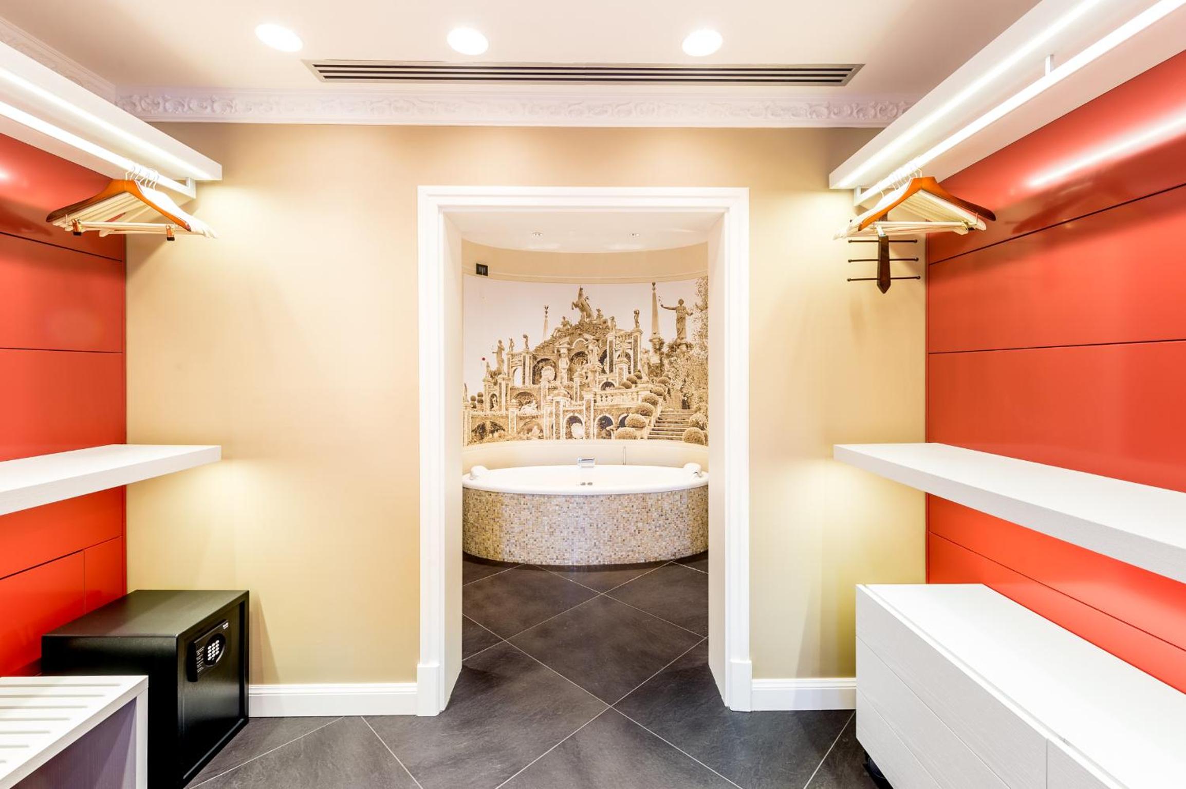 King Suite with Spa Bath - Photo 9