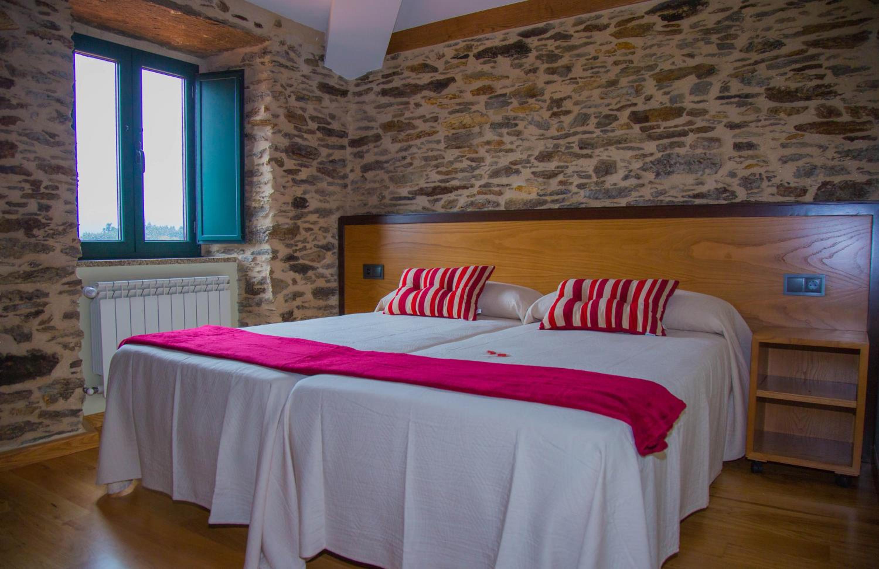 Twin Room with Private Bathroom - Photo 16