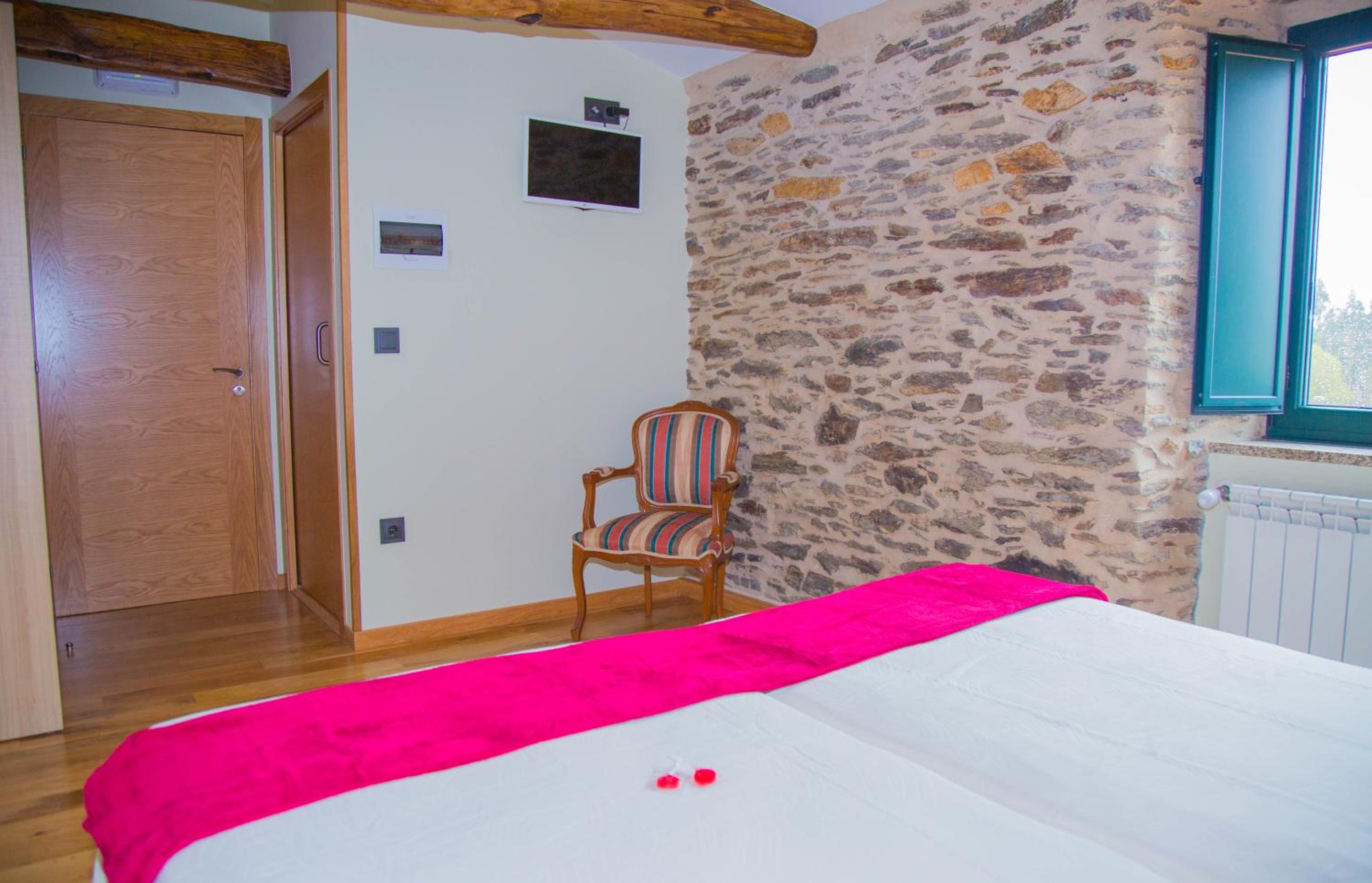 Twin Room with Private Bathroom - Photo 10