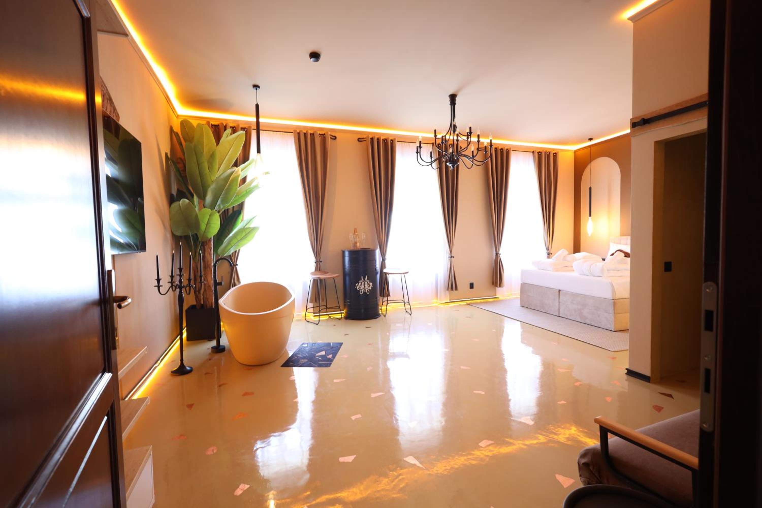 Deluxe Suite with Spa Bath