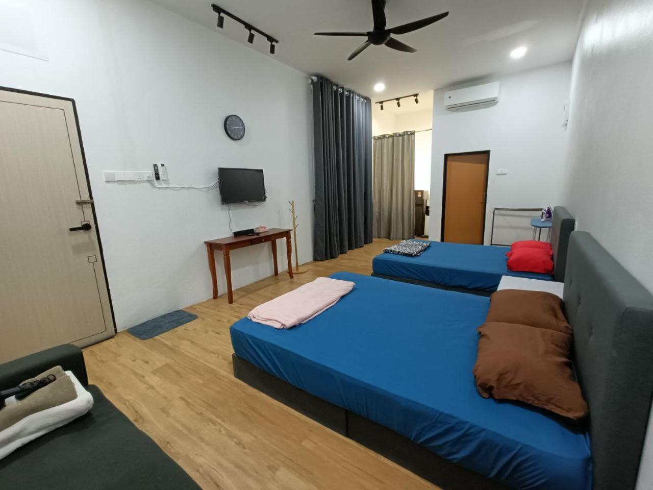 Single Room with Bathroom photo 2