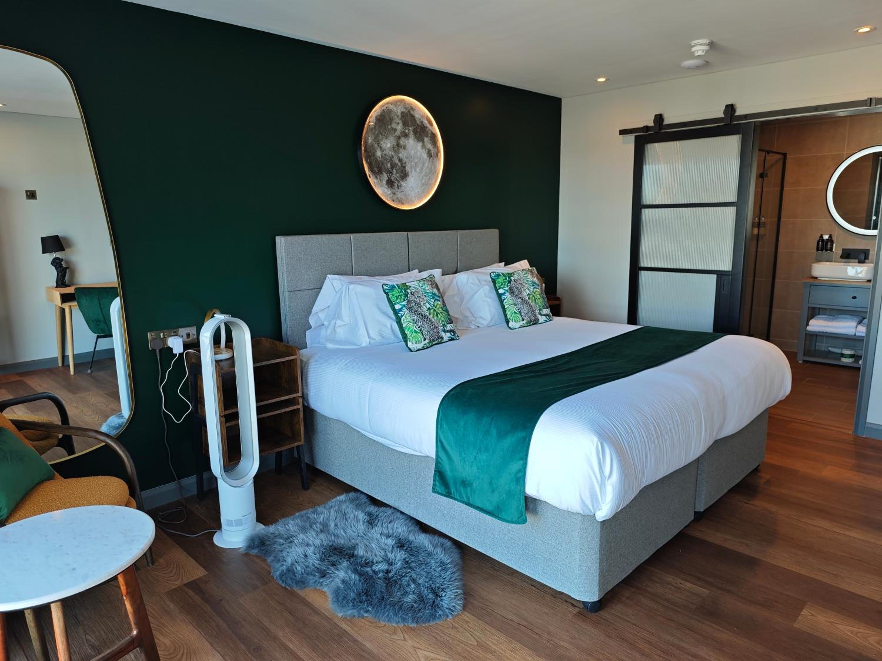 Deluxe King with Sea View - Photo 4