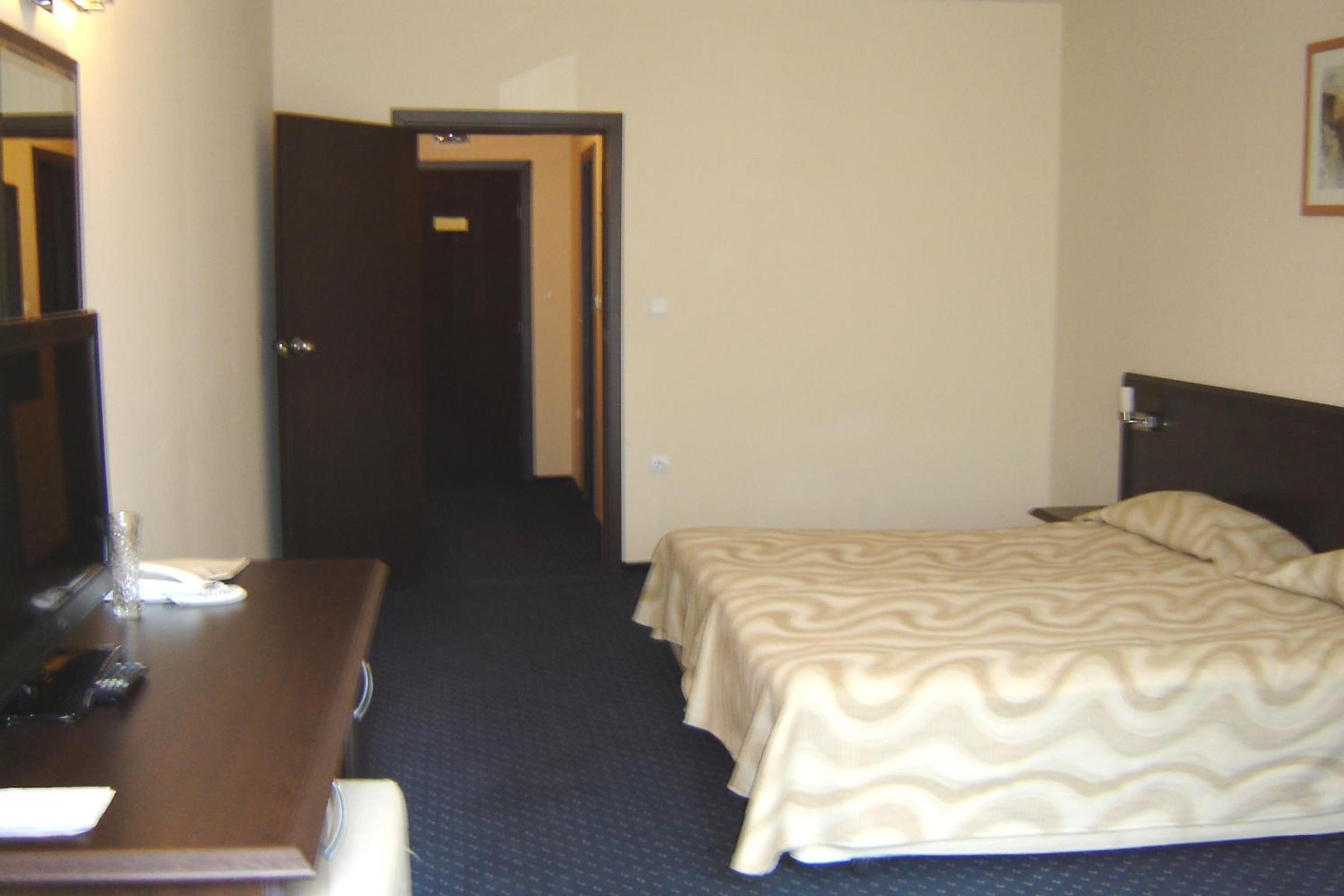 Budget Double Room - Photo 8