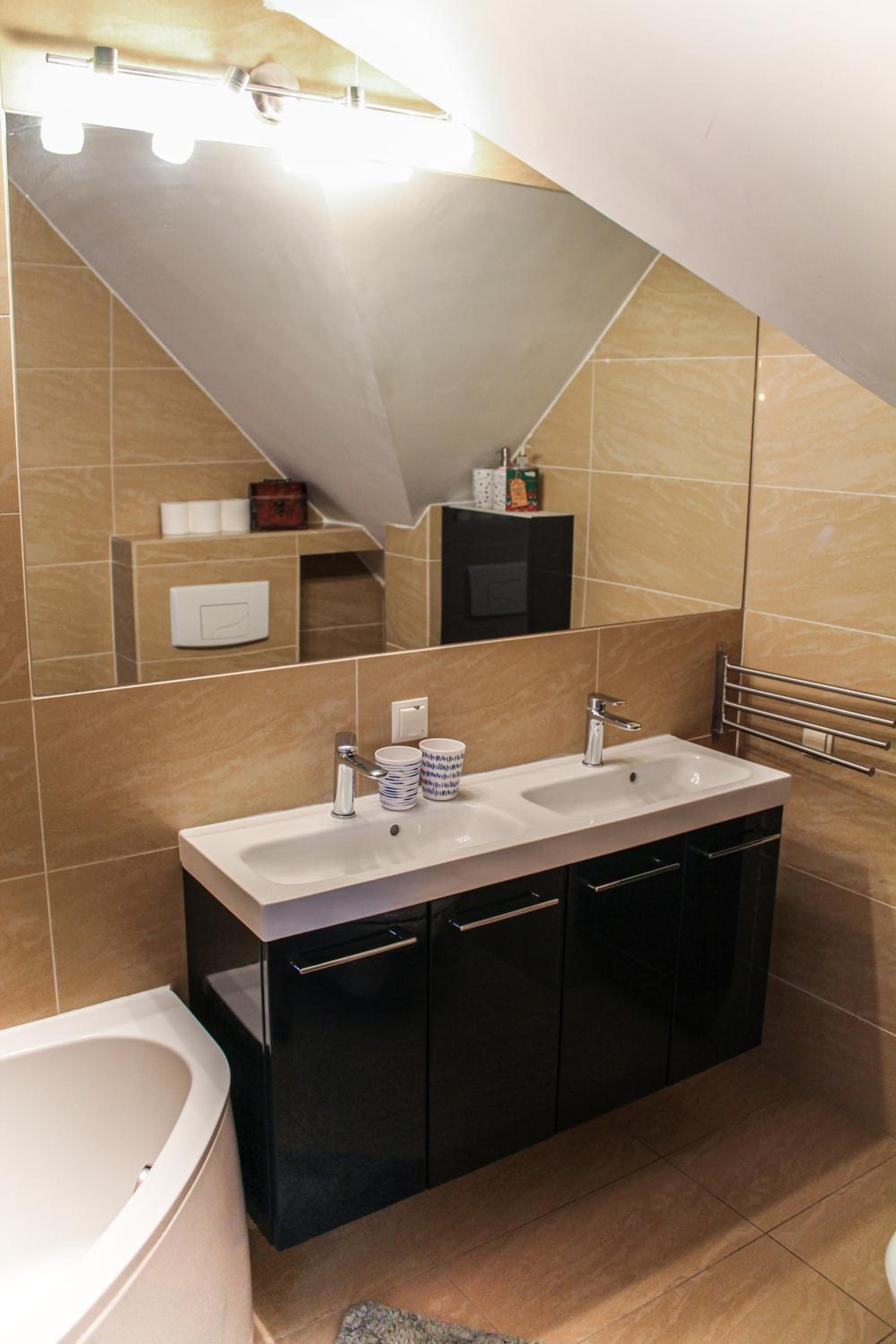 Two-Bedroom Apartment with Balcony photo 2