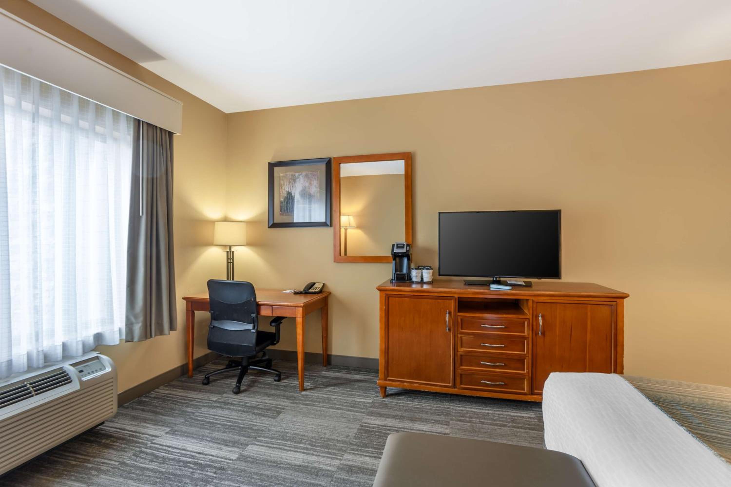 King Room - Non-Smoking - Photo 3