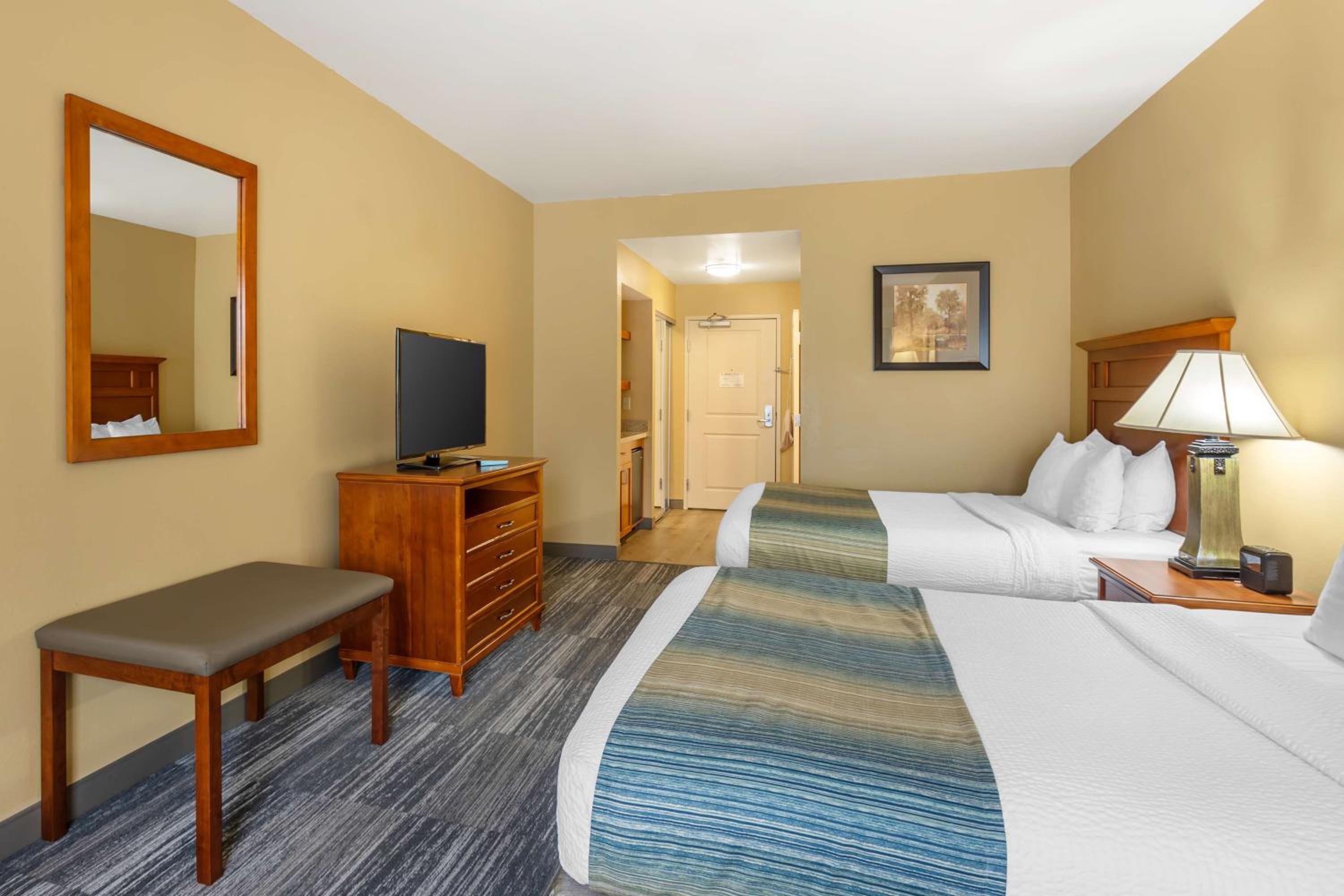 Queen Room with Two Queen Beds and Mobility Accessible Bathtub - Photo 2