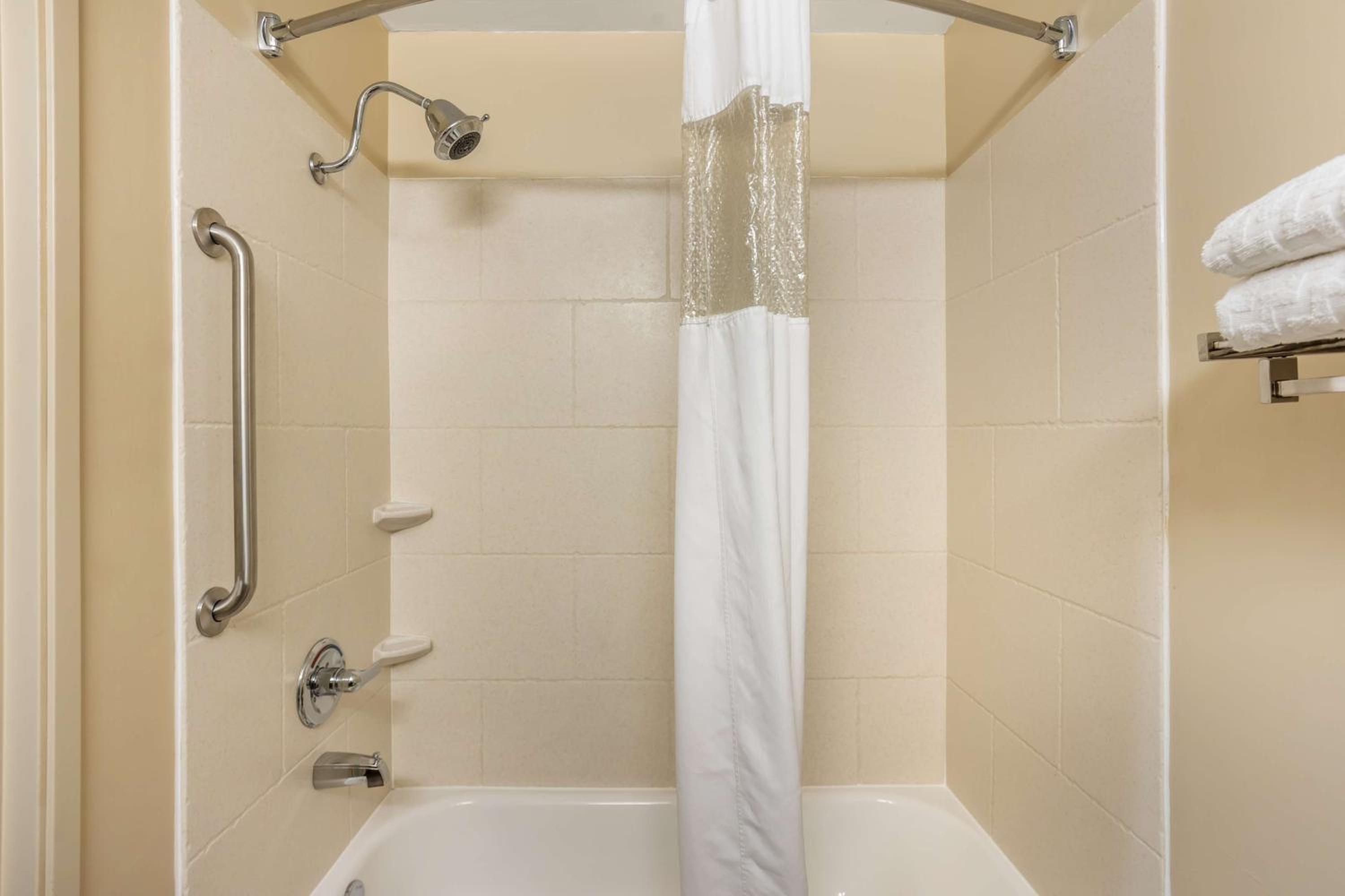 Queen Room with Two Queen Beds and Mobility Accessible Bathtub - Photo 3