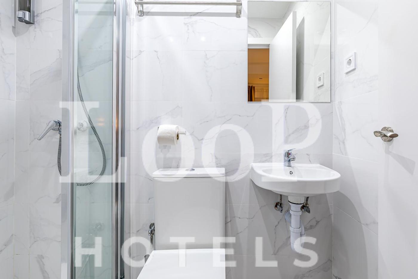 Double Room with Private Bathroom photo 2