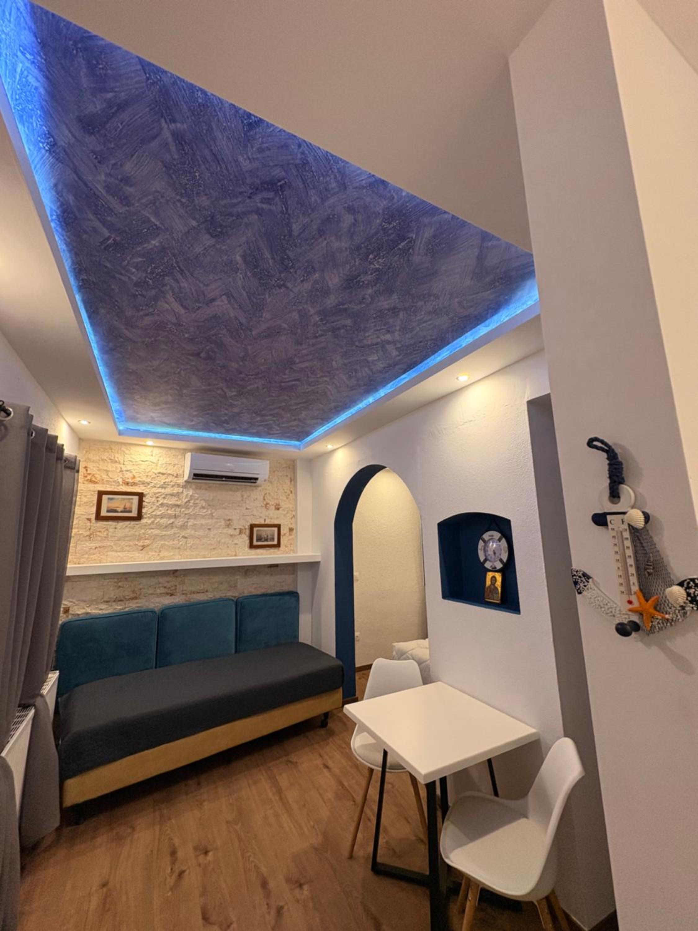 One-Bedroom House photo 1