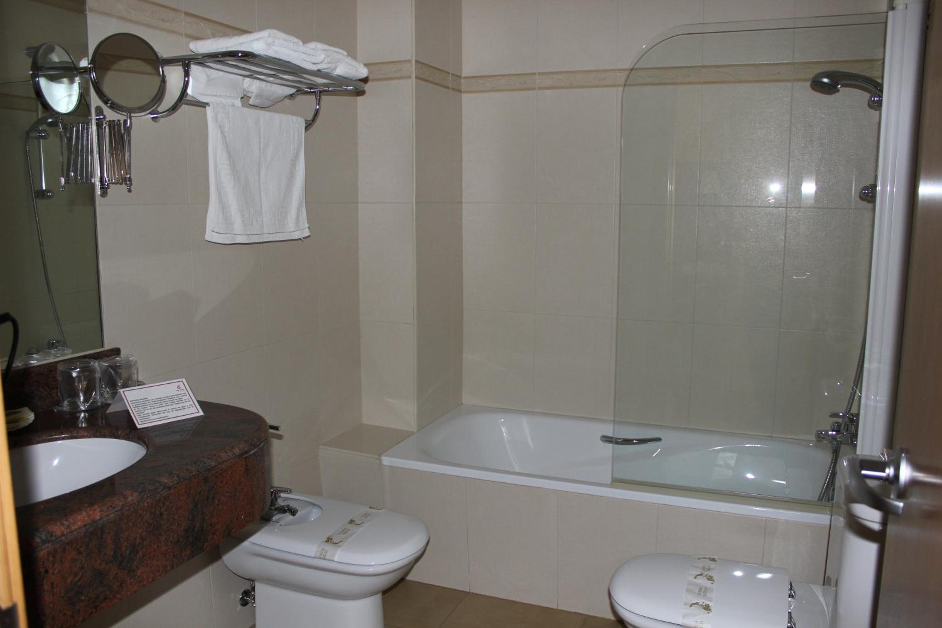 Twin Room - Photo 2