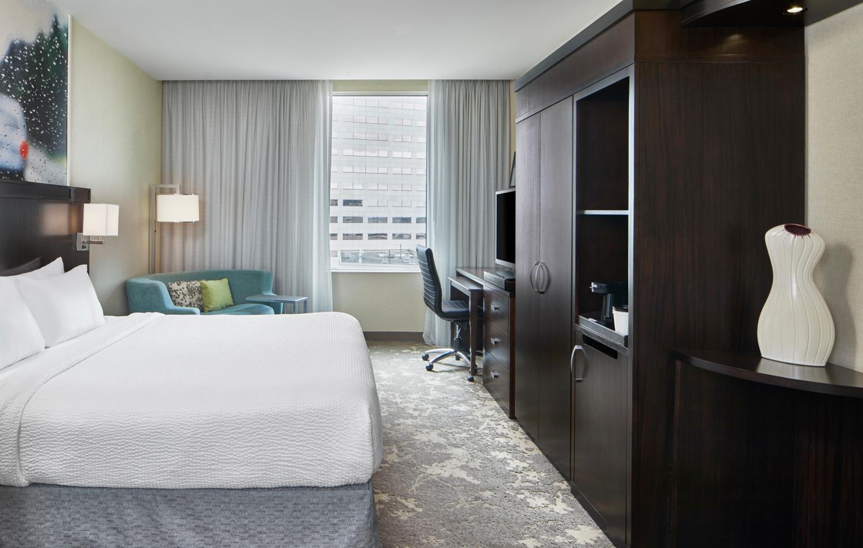 King Room with Adapted Tub - Mobility Accessible