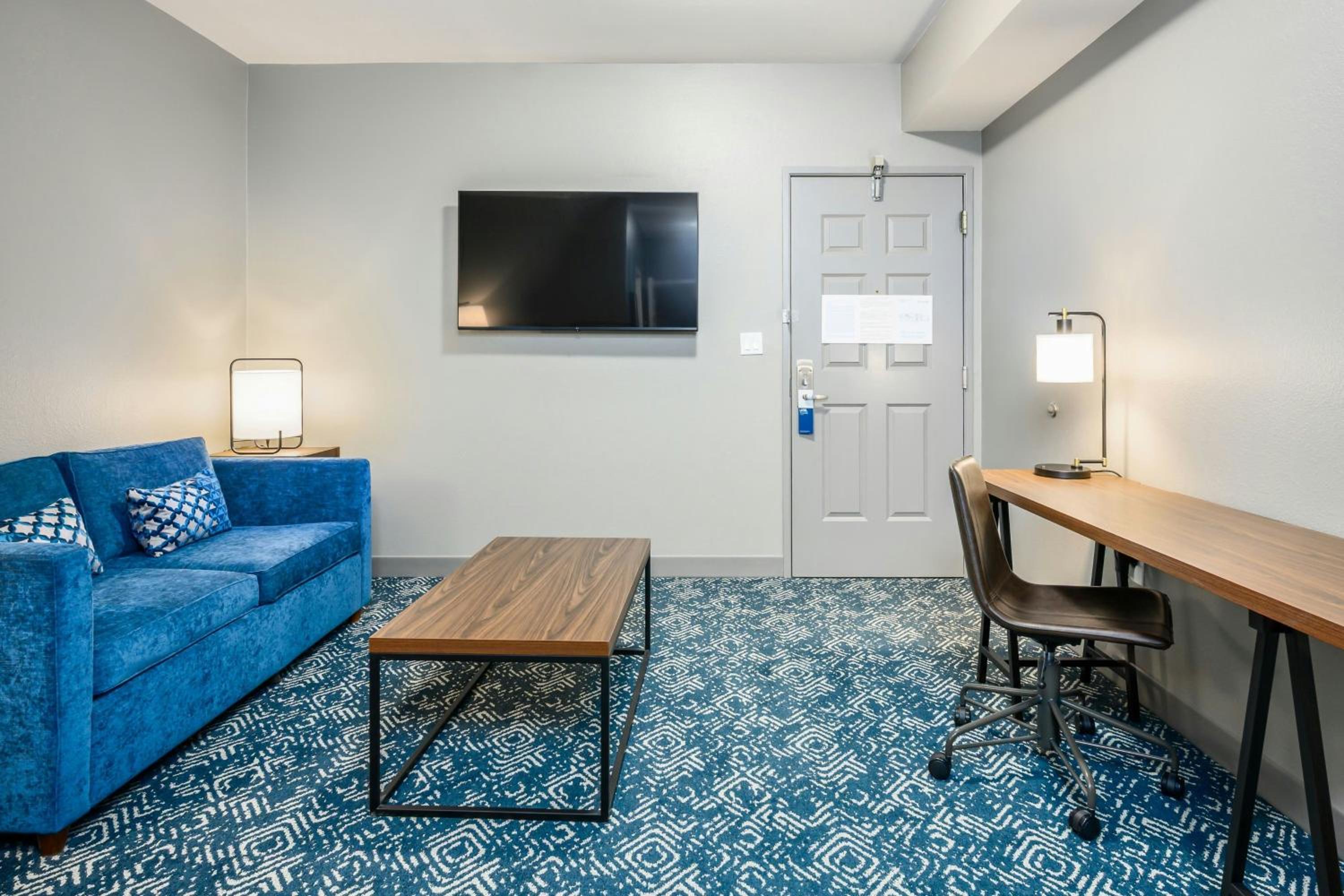 Junior Queen Suite with Two Queen Beds and Sofa Bed photo 1