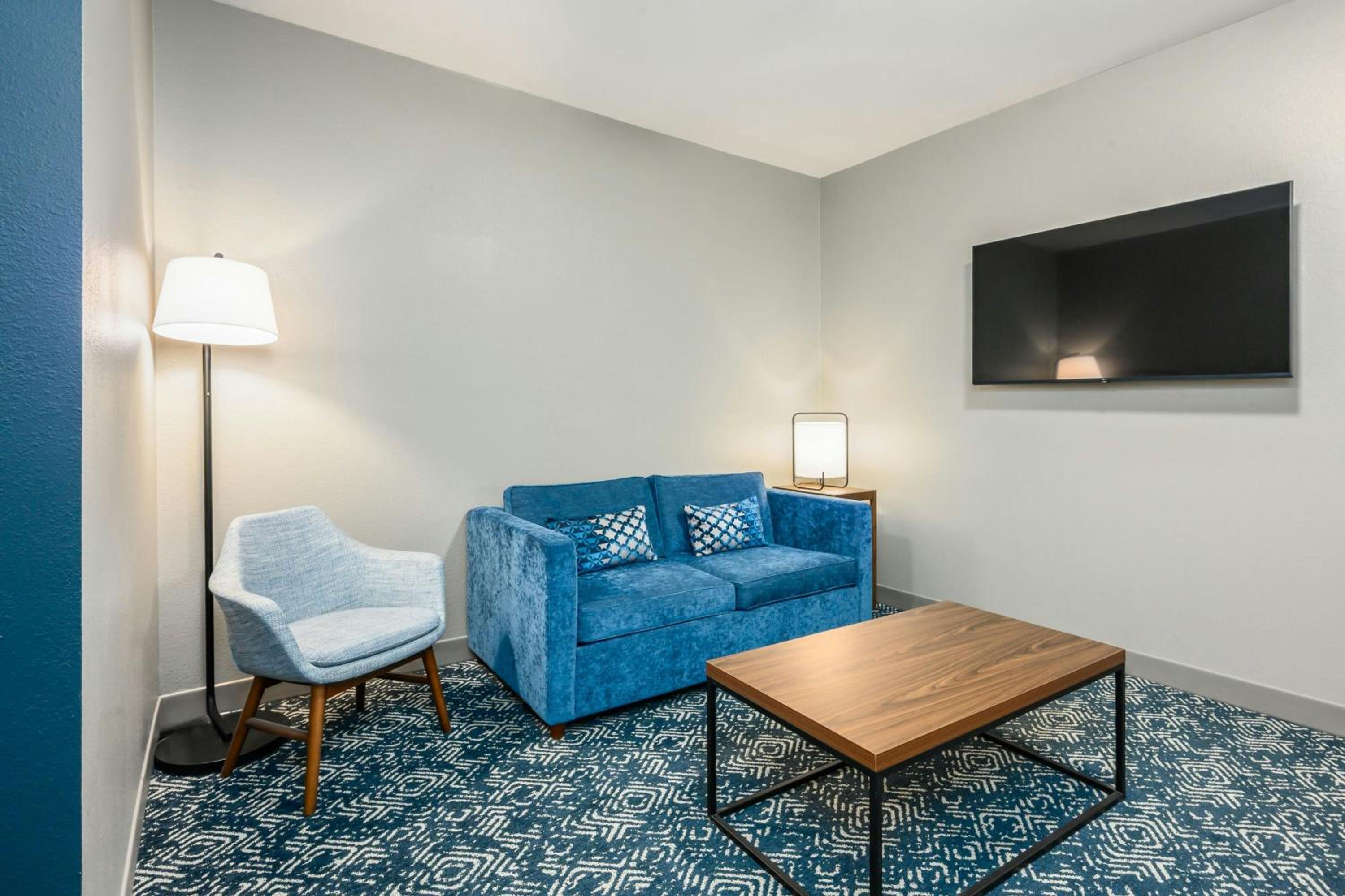 Junior Queen Suite with Two Queen Beds and Sofa Bed photo 2