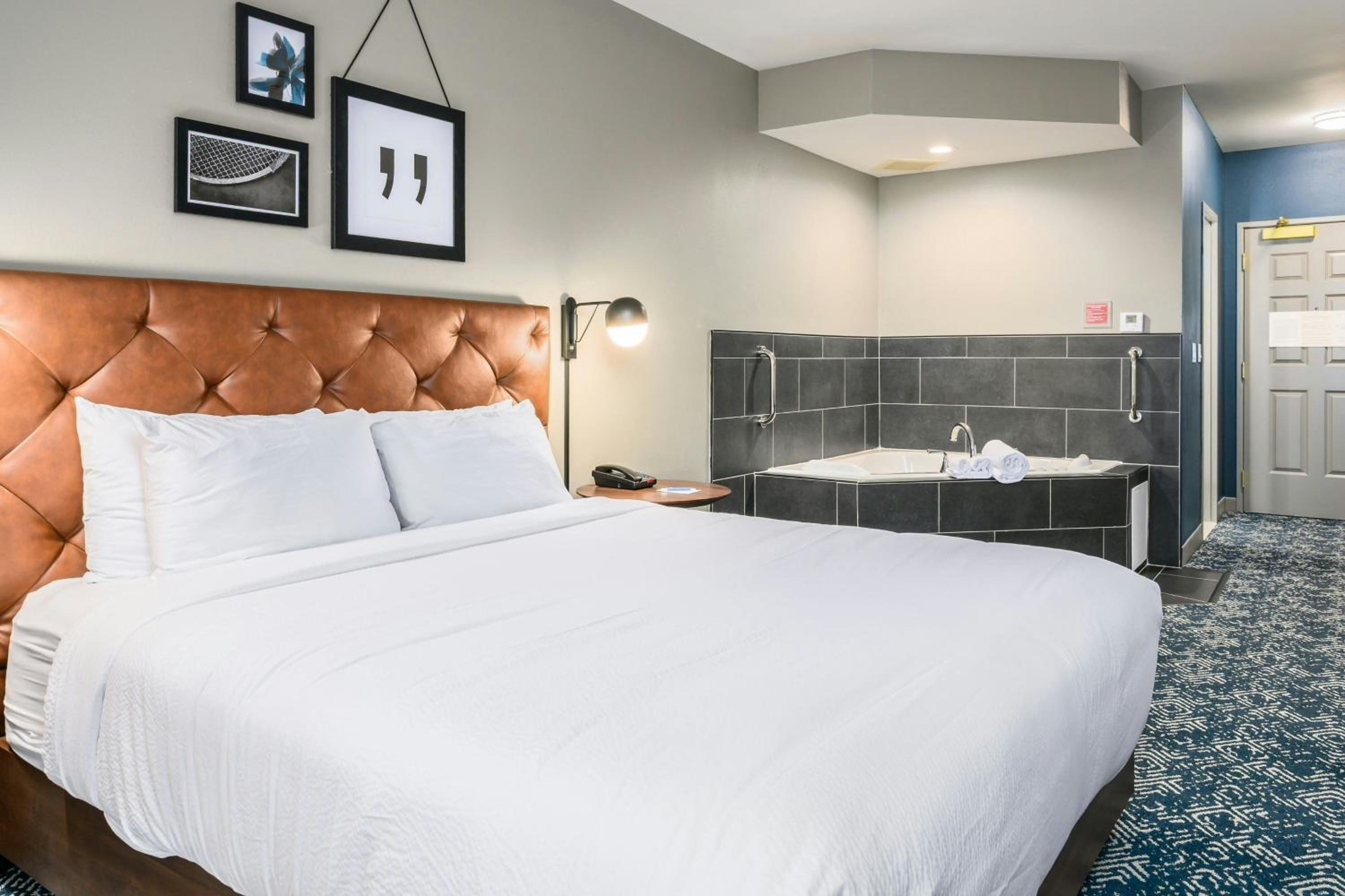 King Studio Suite with Sofa Bed and Spa Bath photo 3