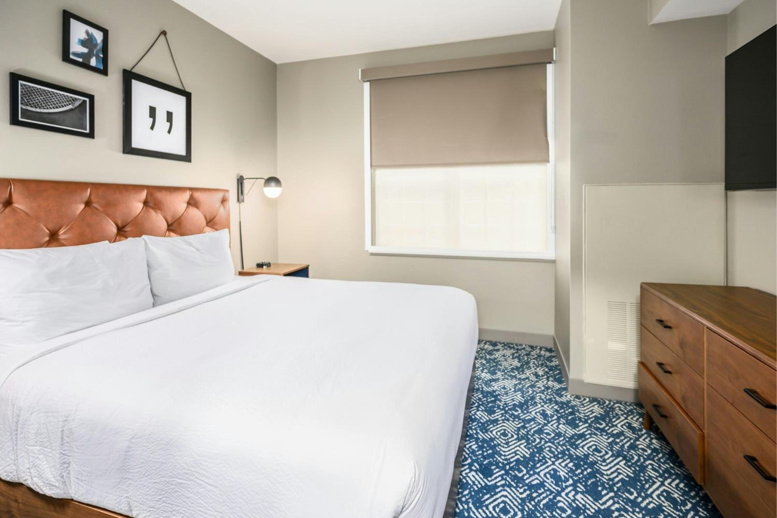 Junior King Suite with Sofa Bed photo 3