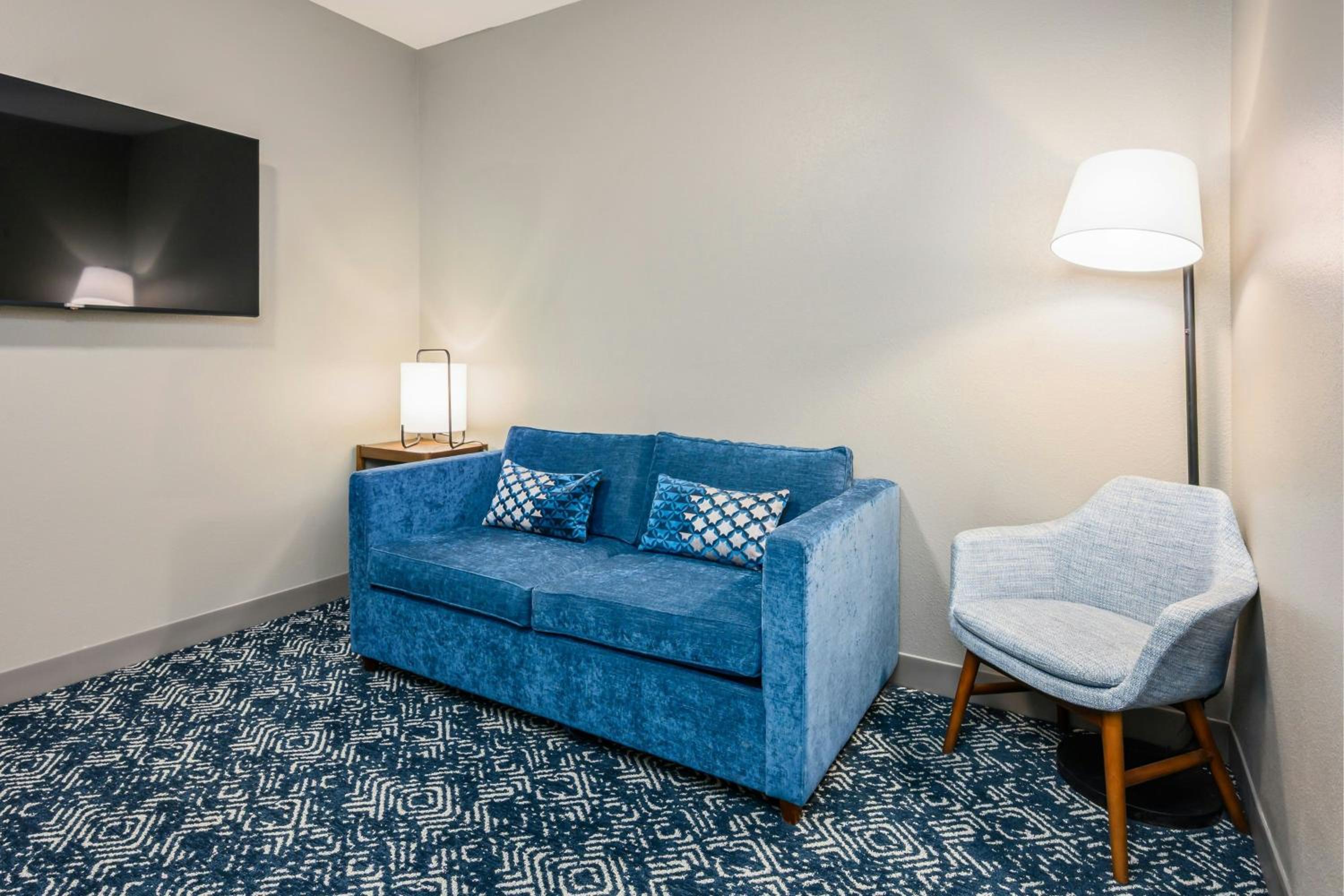 Standard King Room with Sofa Bed photo 2