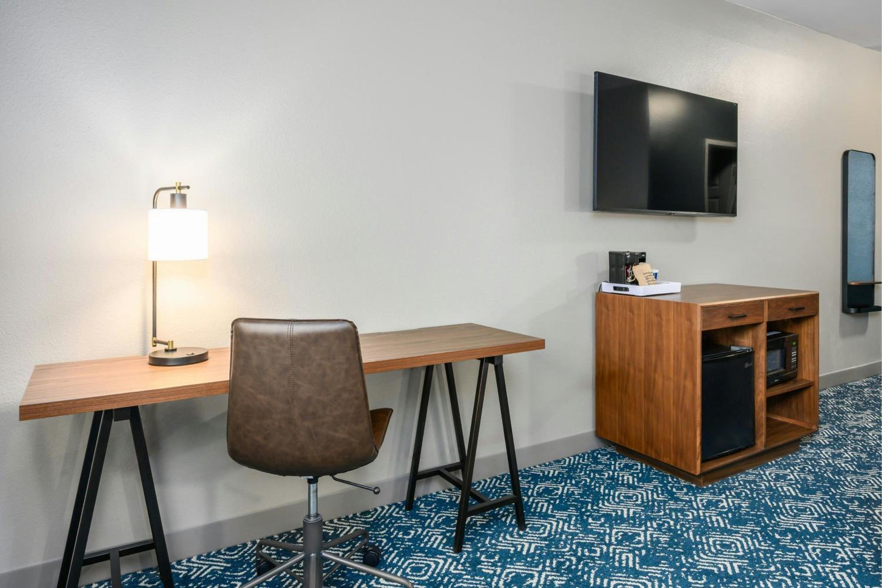 Standard King Room with Sofa Bed photo 3