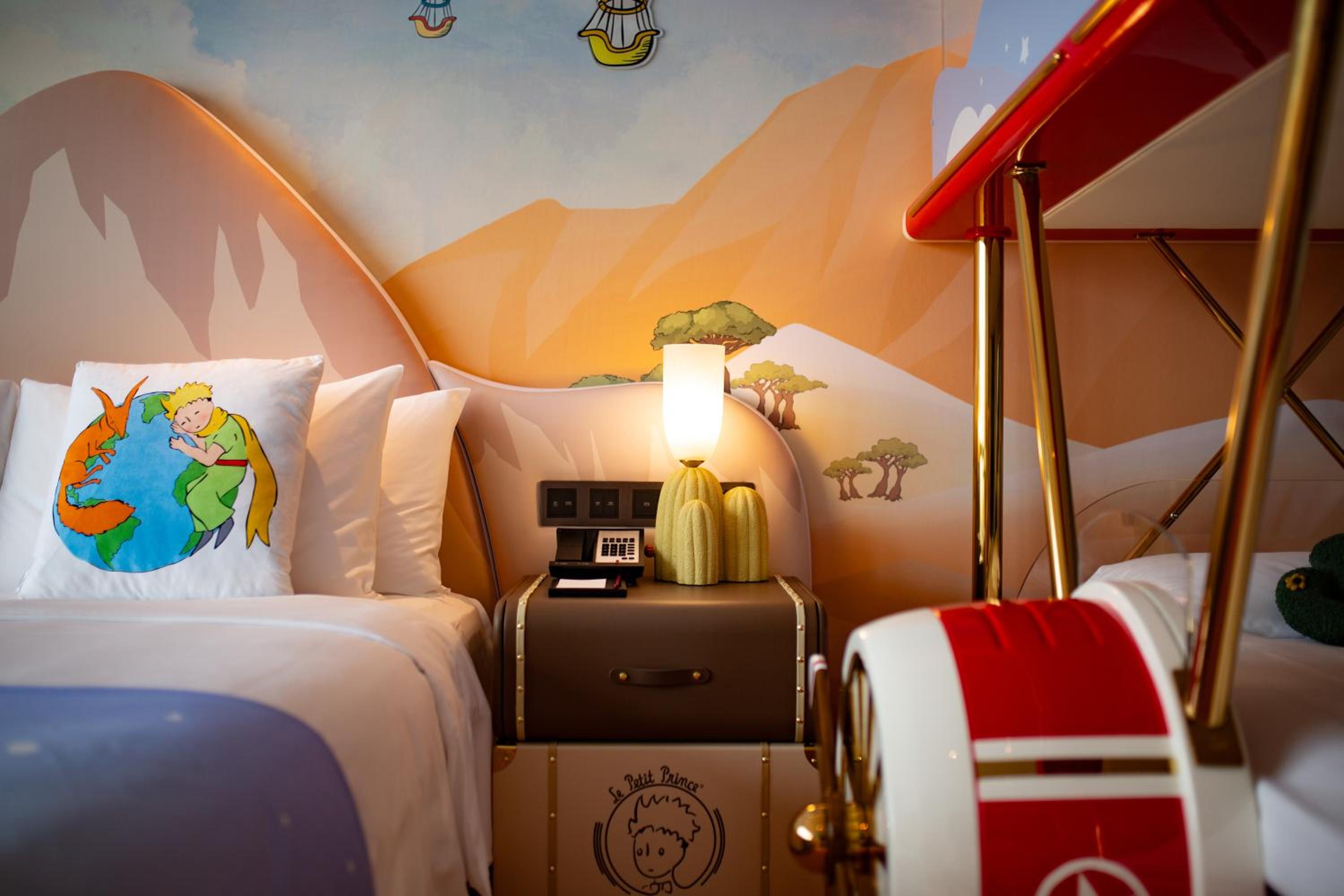 Family Room with One King Bed, One Bunk Bed and River View - Lepetie-Themed photo 1